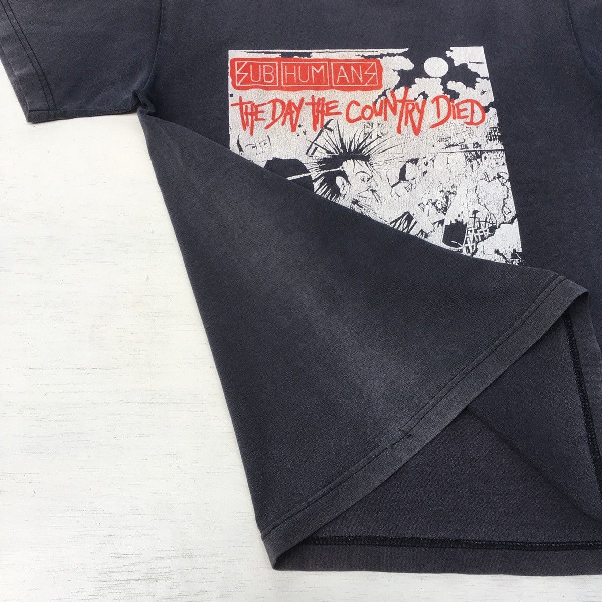 Band Tees Sun Faded VINTAGE SUBHUMANS THE DAY THE COUNTRY DIED Size US S / EU 44-46 / 1 - 6 Thumbnail