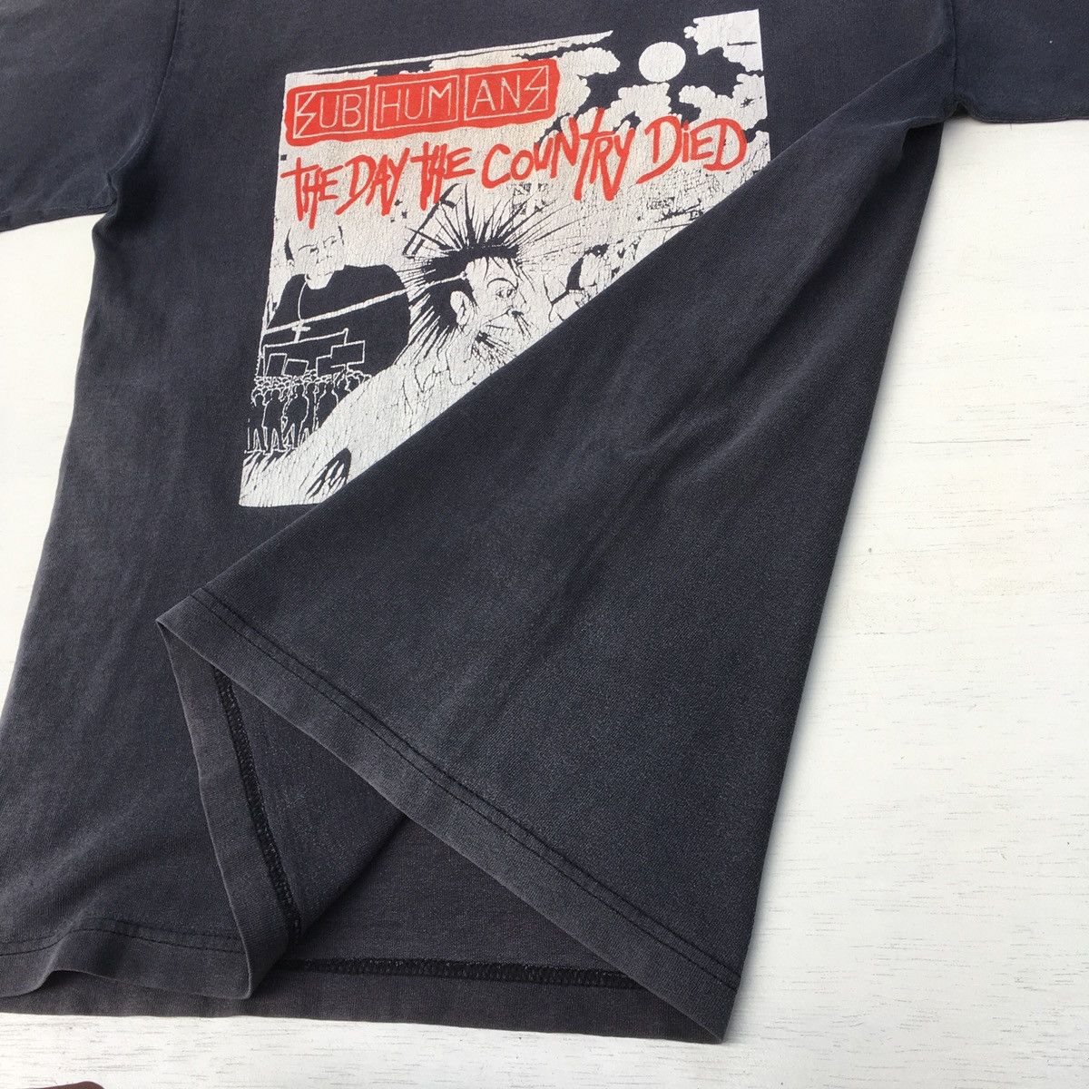 Band Tees Sun Faded VINTAGE SUBHUMANS THE DAY THE COUNTRY DIED Size US S / EU 44-46 / 1 - 7 Thumbnail