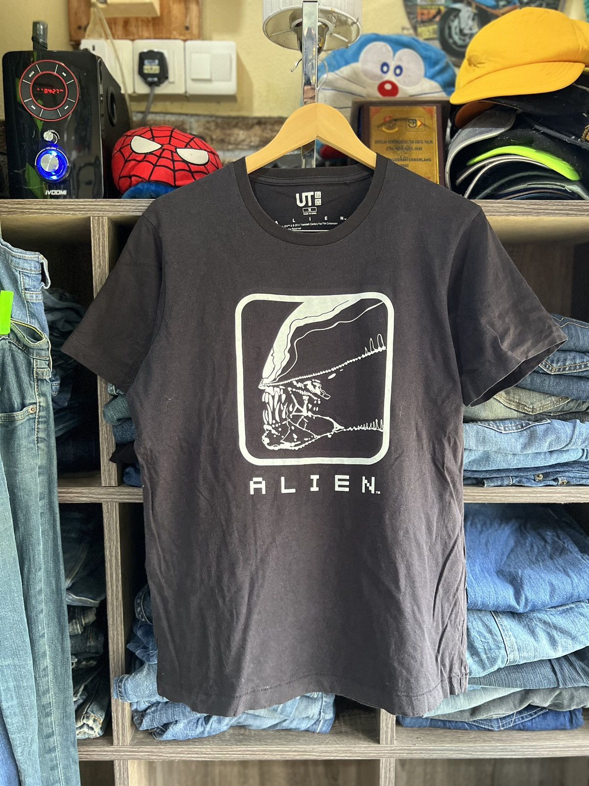Japanese Brand 🔥Rare Alien x Uniqlo Tees Size US M / EU 48-50 / 2 - 1 Thumbnail