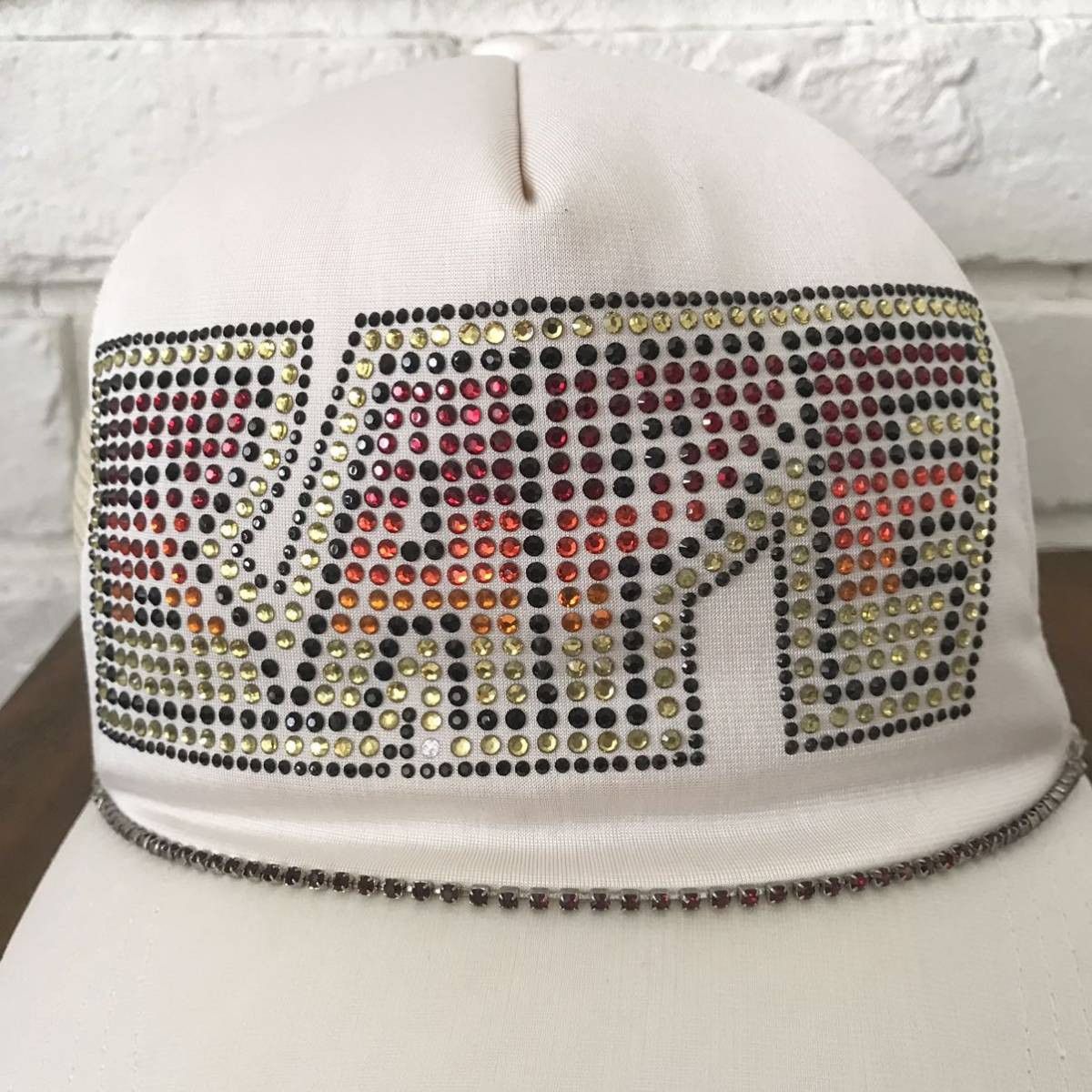 Bape × Swarovski BAPE KISS LOGO Swarovski trucker hat cap NIGO Size ONE SIZE - 2 Thumbnail