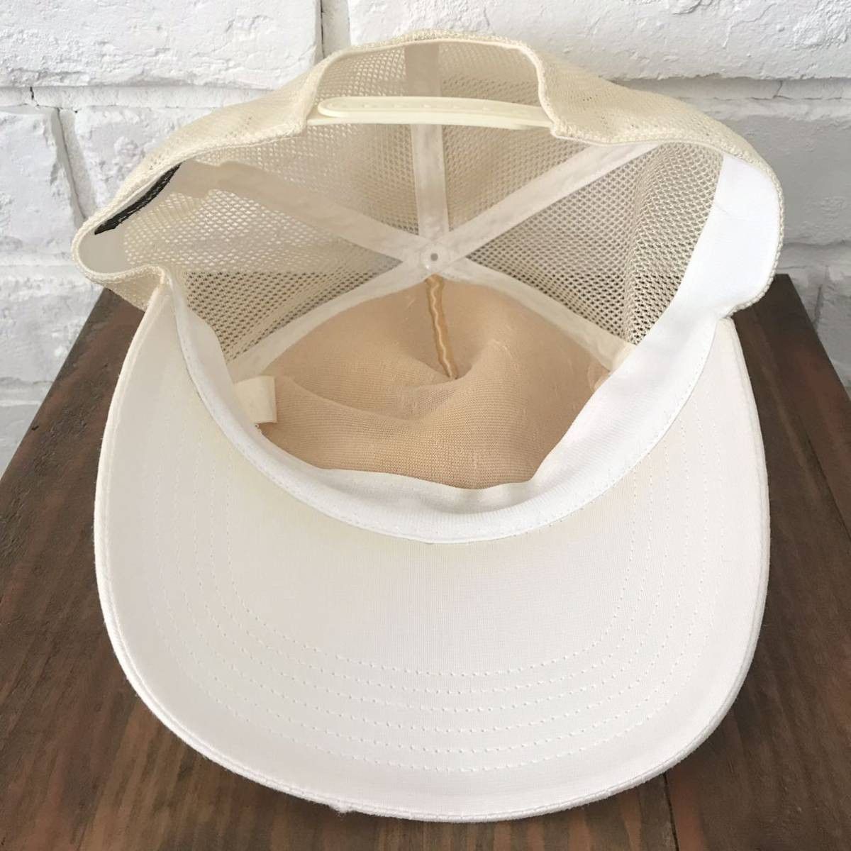 Bape × Swarovski BAPE KISS LOGO Swarovski trucker hat cap NIGO Size ONE SIZE - 7 Thumbnail