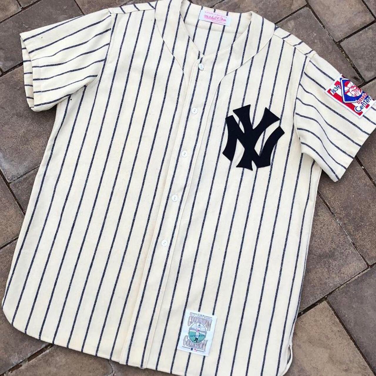 Image of Mitchell Ness x New York Yankees Vintage Mitchell & Ness Mlb New York Yankees Baseball Jersey in Cr