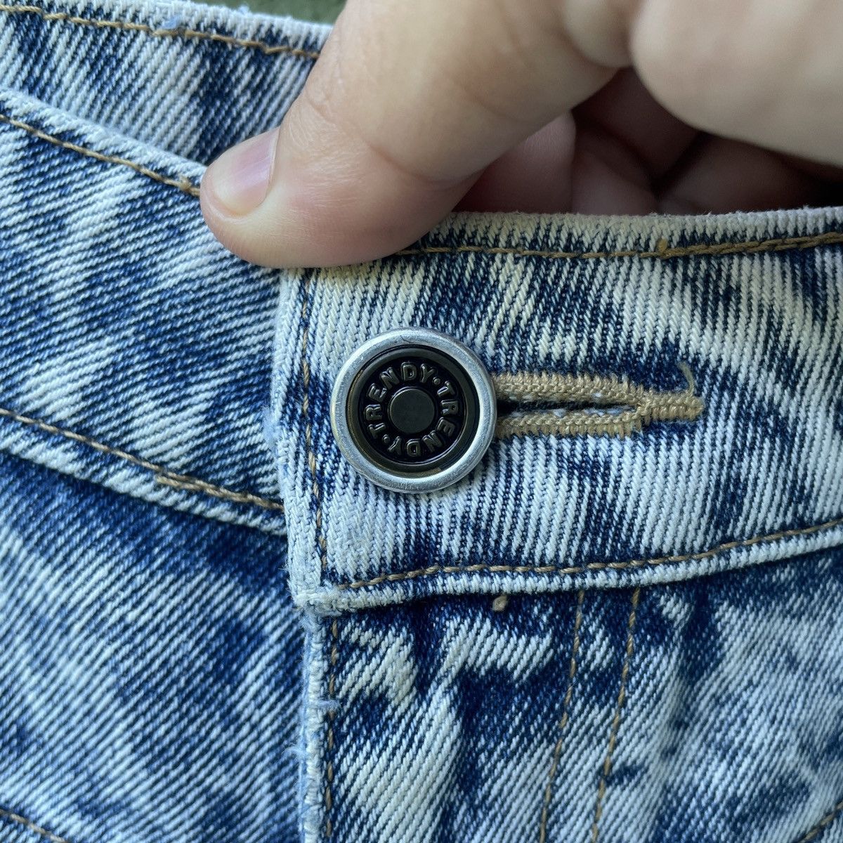 Japanese Brand Vintage BOBSON Ultra Wide Light Wash Denim Pants Size US 27 - 5 Thumbnail