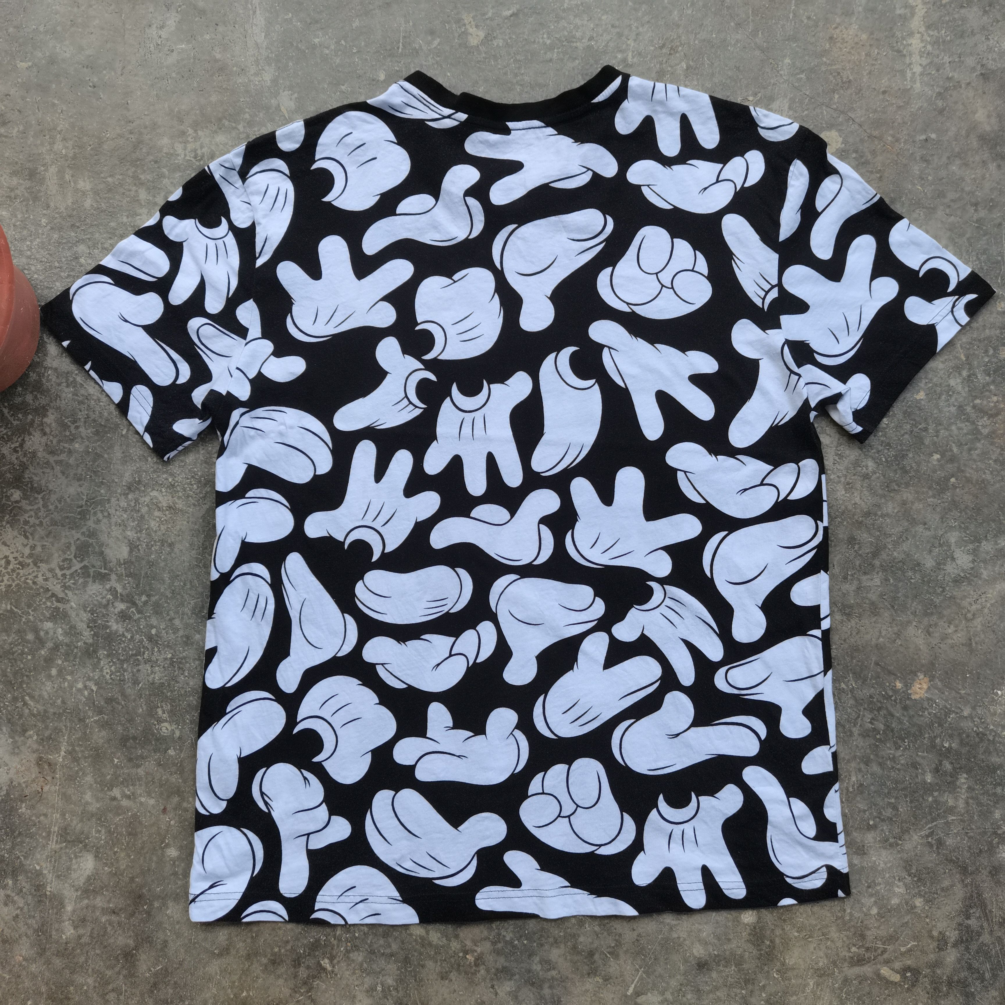 Mickey Mouse Rare🔥 The Hands Of Mickey Fullprint Tshirt Size US L / EU 52-54 / 3 - 2 Thumbnail