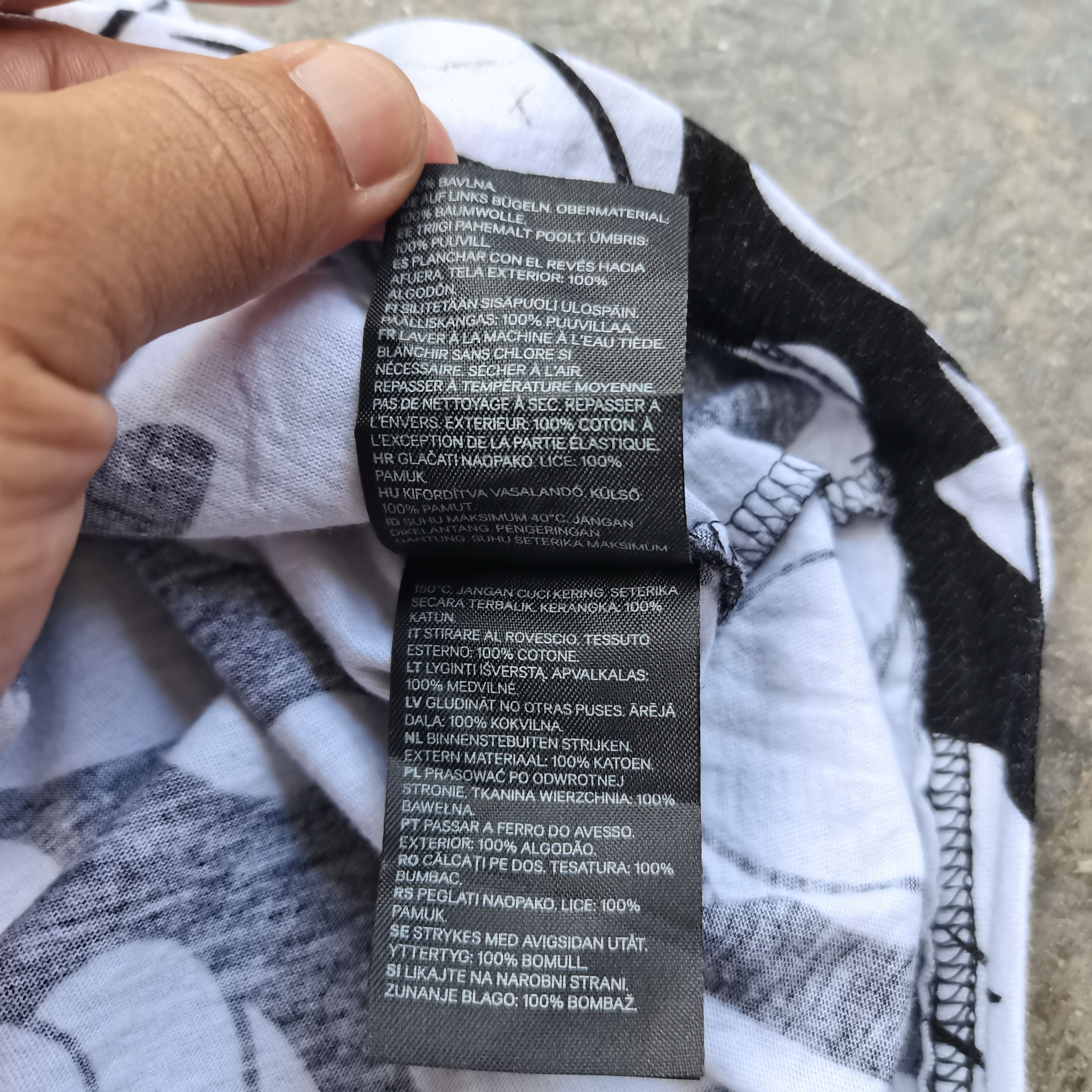 Mickey Mouse Rare🔥 The Hands Of Mickey Fullprint Tshirt Size US L / EU 52-54 / 3 - 6 Thumbnail