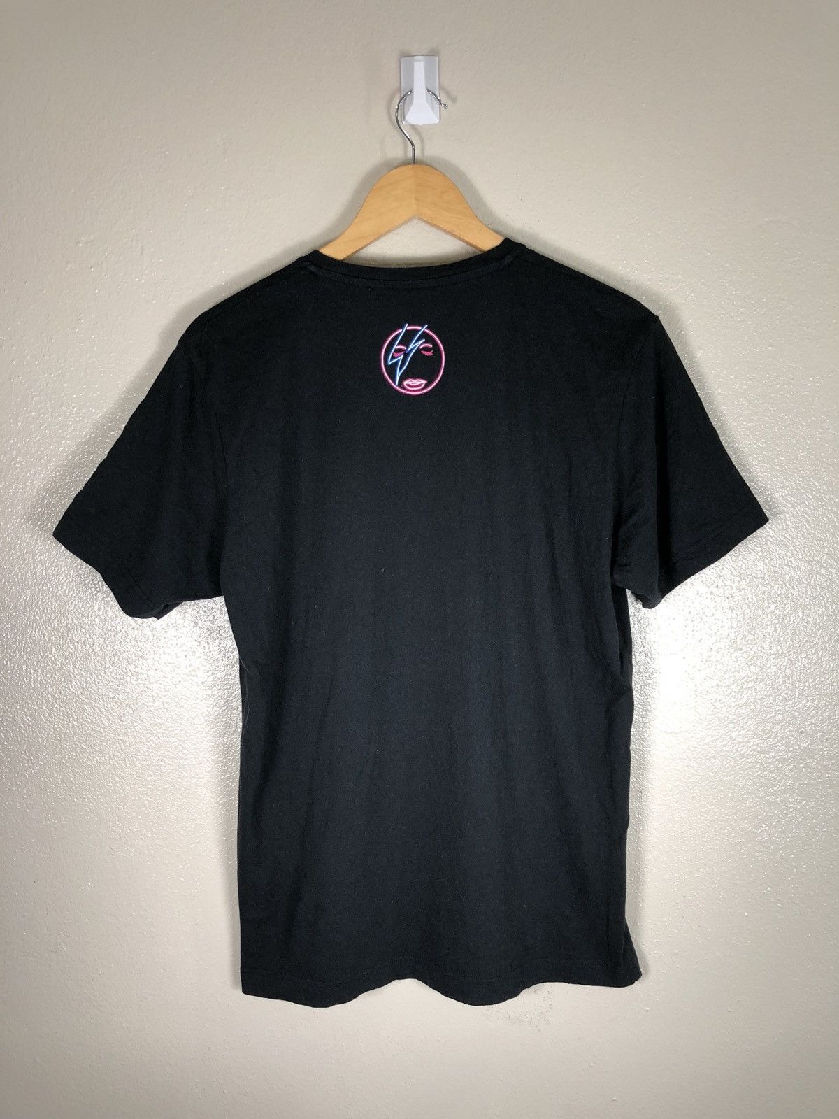 Band Tees UNIQLO X DAVID BOWIE NEON FACE T-SHIRT SIZE L Size US L / EU 52-54 / 3 - 3 Thumbnail