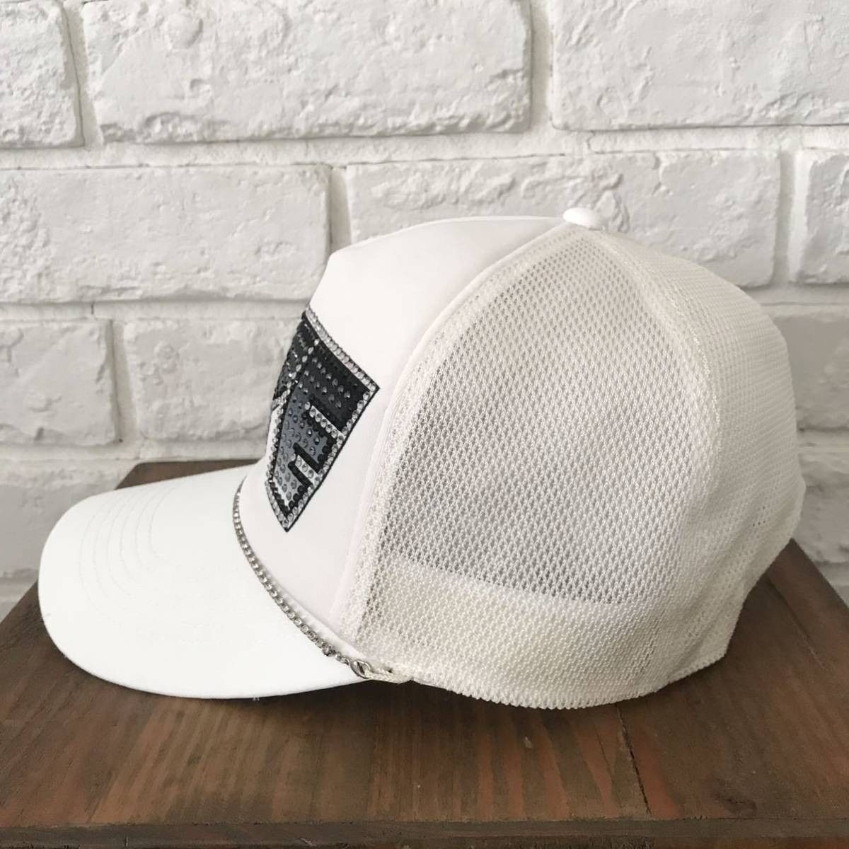 Bape × Swarovski BAPE KISS LOGO Swarovski trucker hat cap ape NIGO Size ONE SIZE - 5 Thumbnail