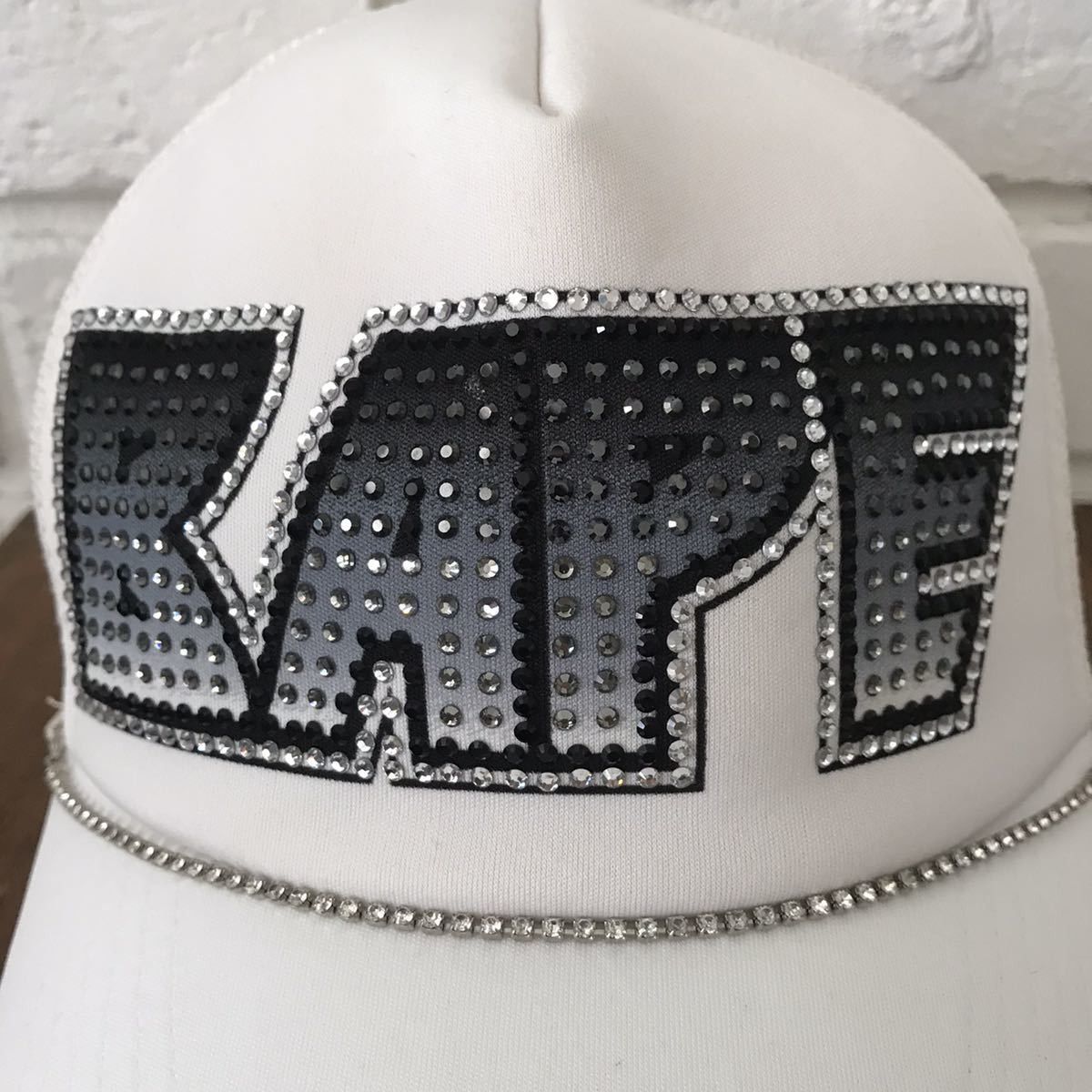 Bape × Swarovski BAPE KISS LOGO Swarovski trucker hat cap ape NIGO Size ONE SIZE - 2 Thumbnail