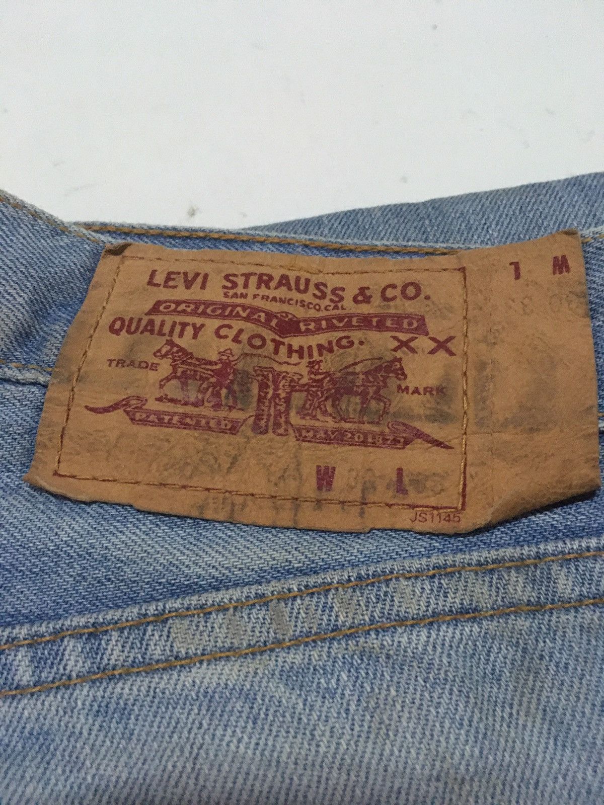 Levi's × Vintage Vintage Levi’s 505 blue wash distressed denim Size US 31 - 11 Thumbnail