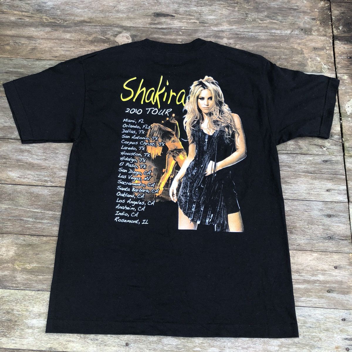 Band Tees Shakira 2010 Tour T Shirt Size US M / EU 48-50 / 2 - 3 Thumbnail