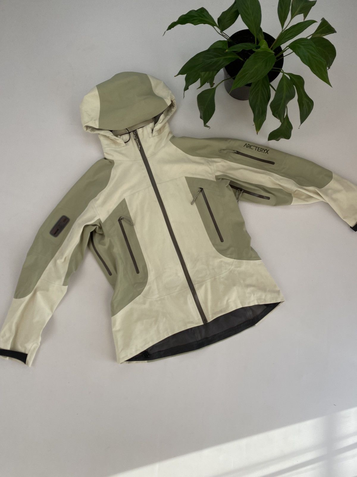 Arc'Teryx Arc'teryx Stingray 2008 “White Tea” | Grailed