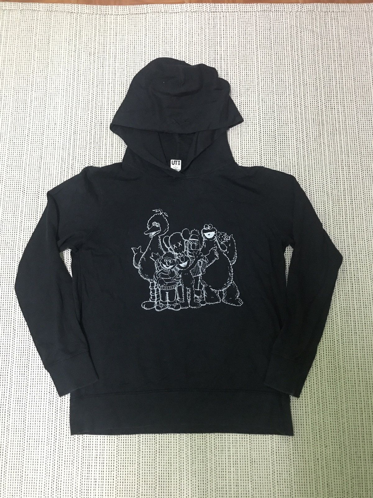 Kaws × Uniqlo ‼️‼️ vintage kaws sesame street very rare Size US L / EU 52-54 / 3 - 2 Thumbnail