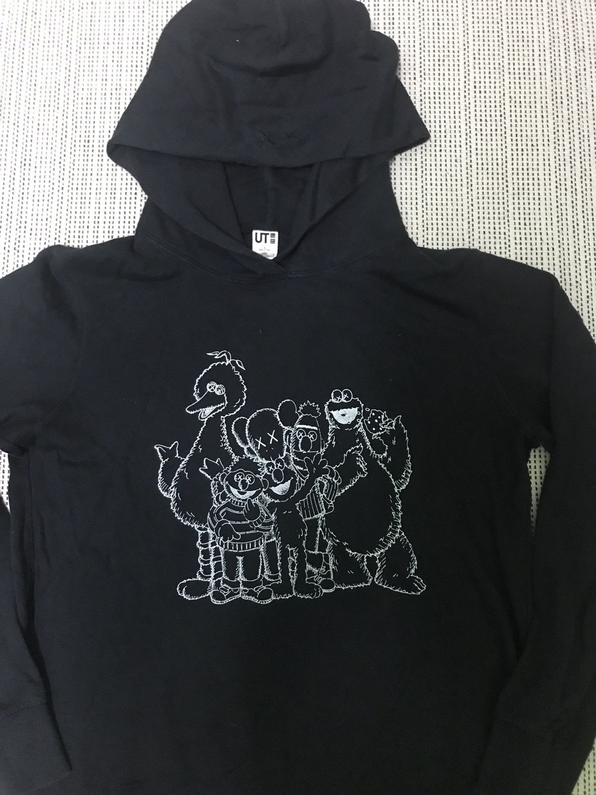Kaws × Uniqlo ‼️‼️ vintage kaws sesame street very rare Size US L / EU 52-54 / 3 - 3 Thumbnail