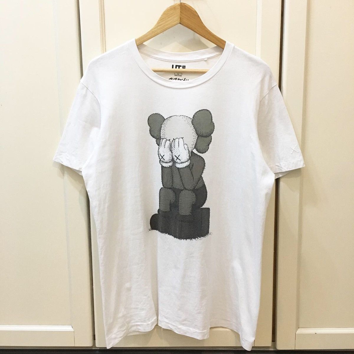 Japanese Brand Kaws x Uniqlo OG Logo Tee Size US L / EU 52-54 / 3 - 1 Thumbnail