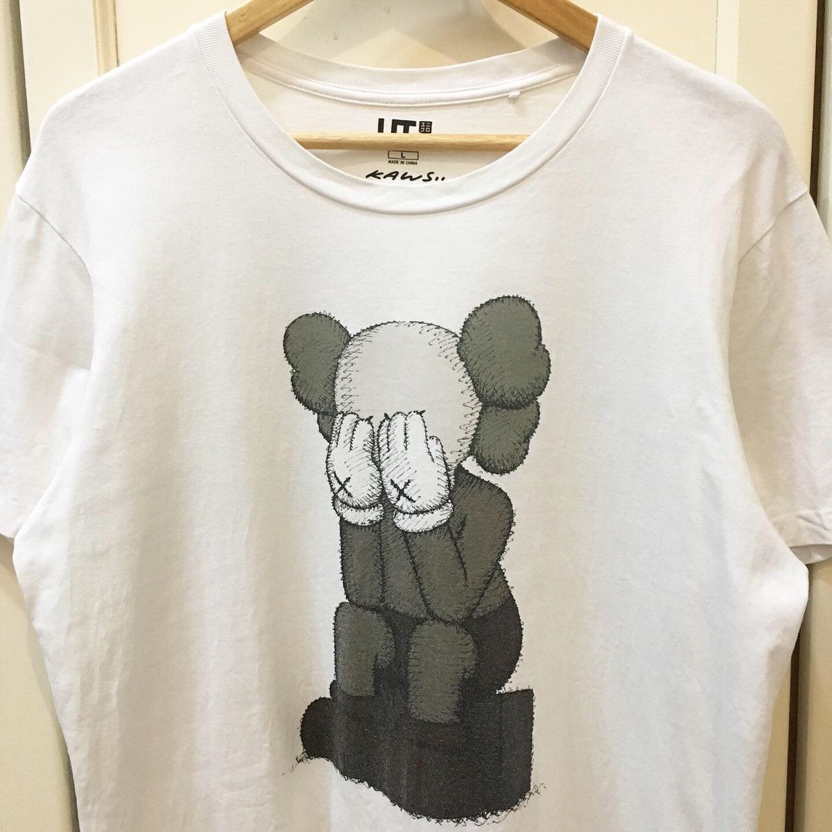 Japanese Brand Kaws x Uniqlo OG Logo Tee Size US L / EU 52-54 / 3 - 2 Thumbnail