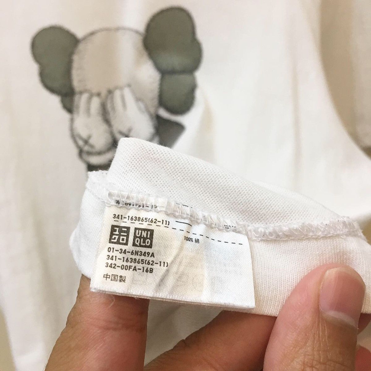 Japanese Brand Kaws x Uniqlo OG Logo Tee Size US L / EU 52-54 / 3 - 5 Thumbnail