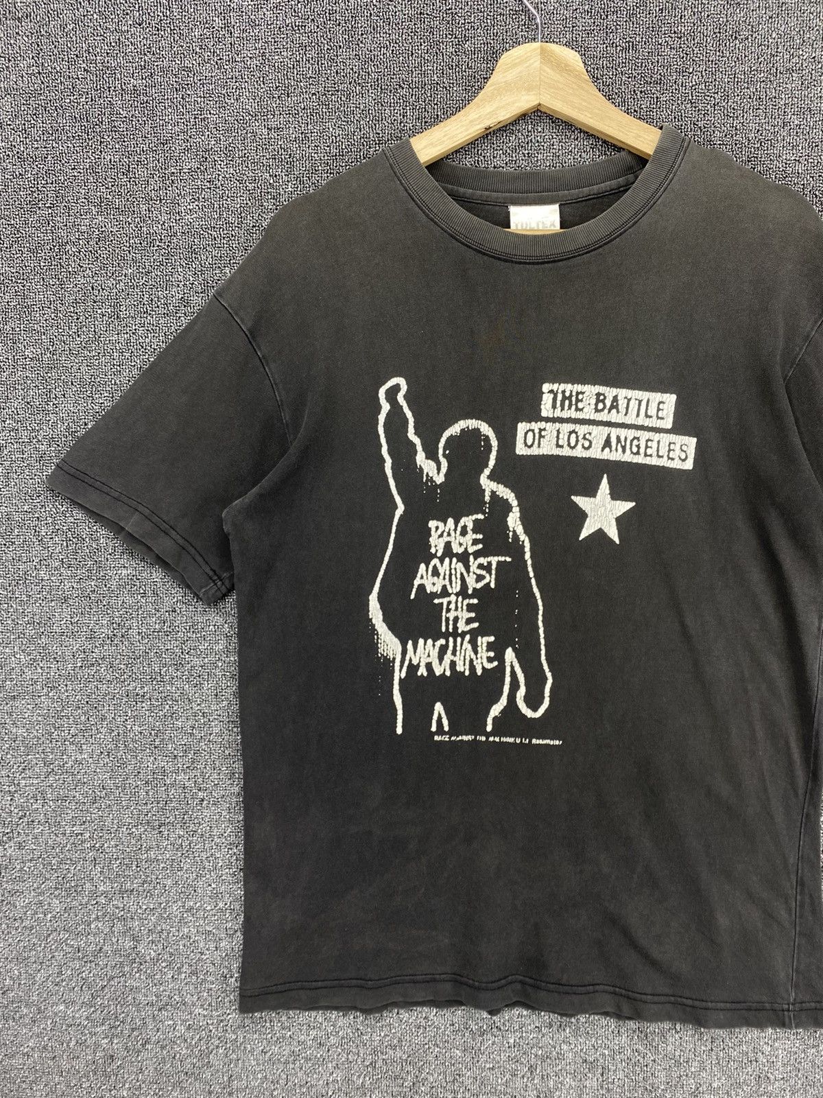 Band Tees Vintage Rage Against The Machine Rock Band Tees T Shirts Size US L / EU 52-54 / 3 - 3 Thumbnail
