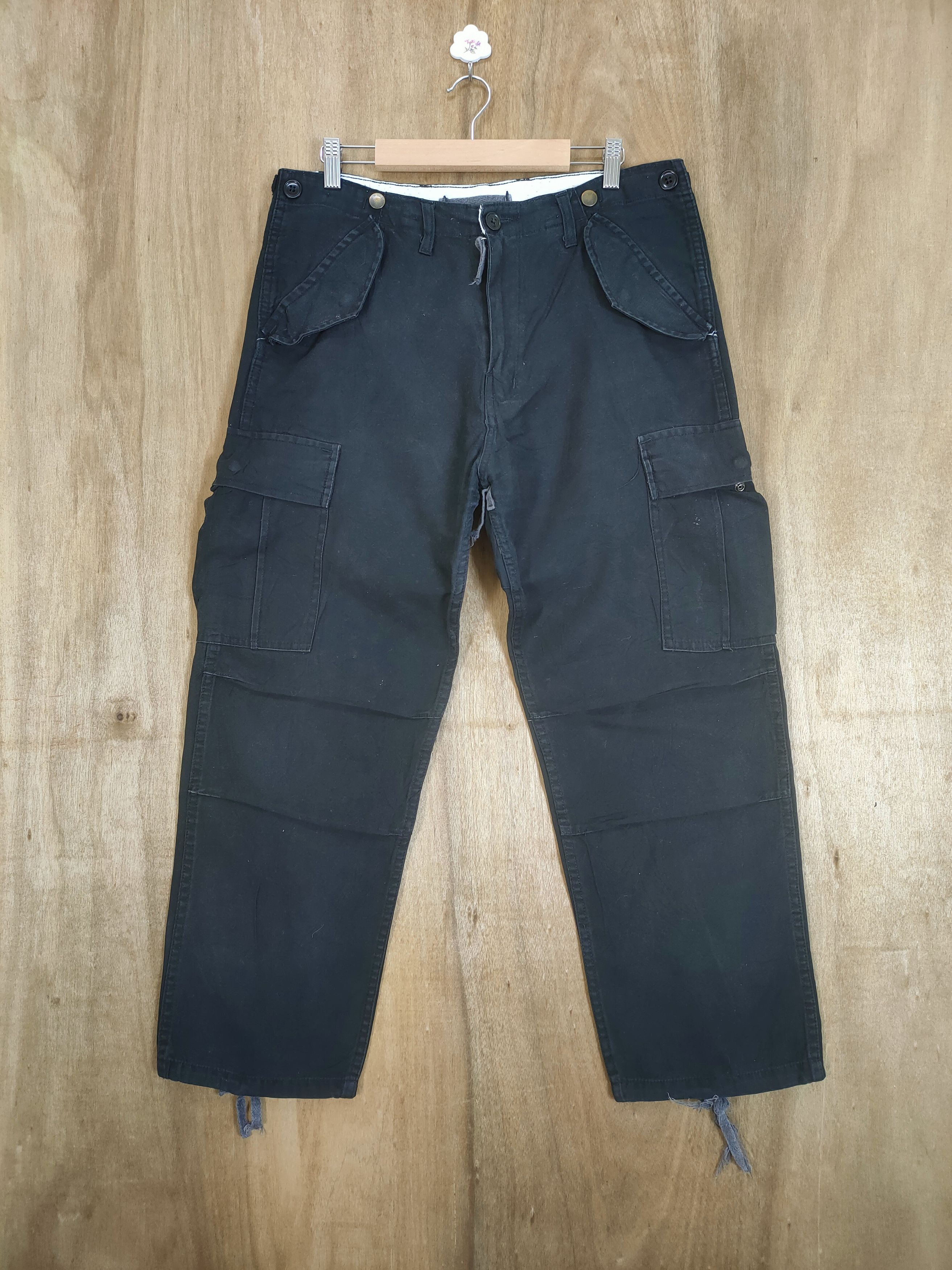 Vintage VINTAGE MILITARY BLACK BAGGY CARGO PANTS Size US 32 / EU 48 - 1 Thumbnail