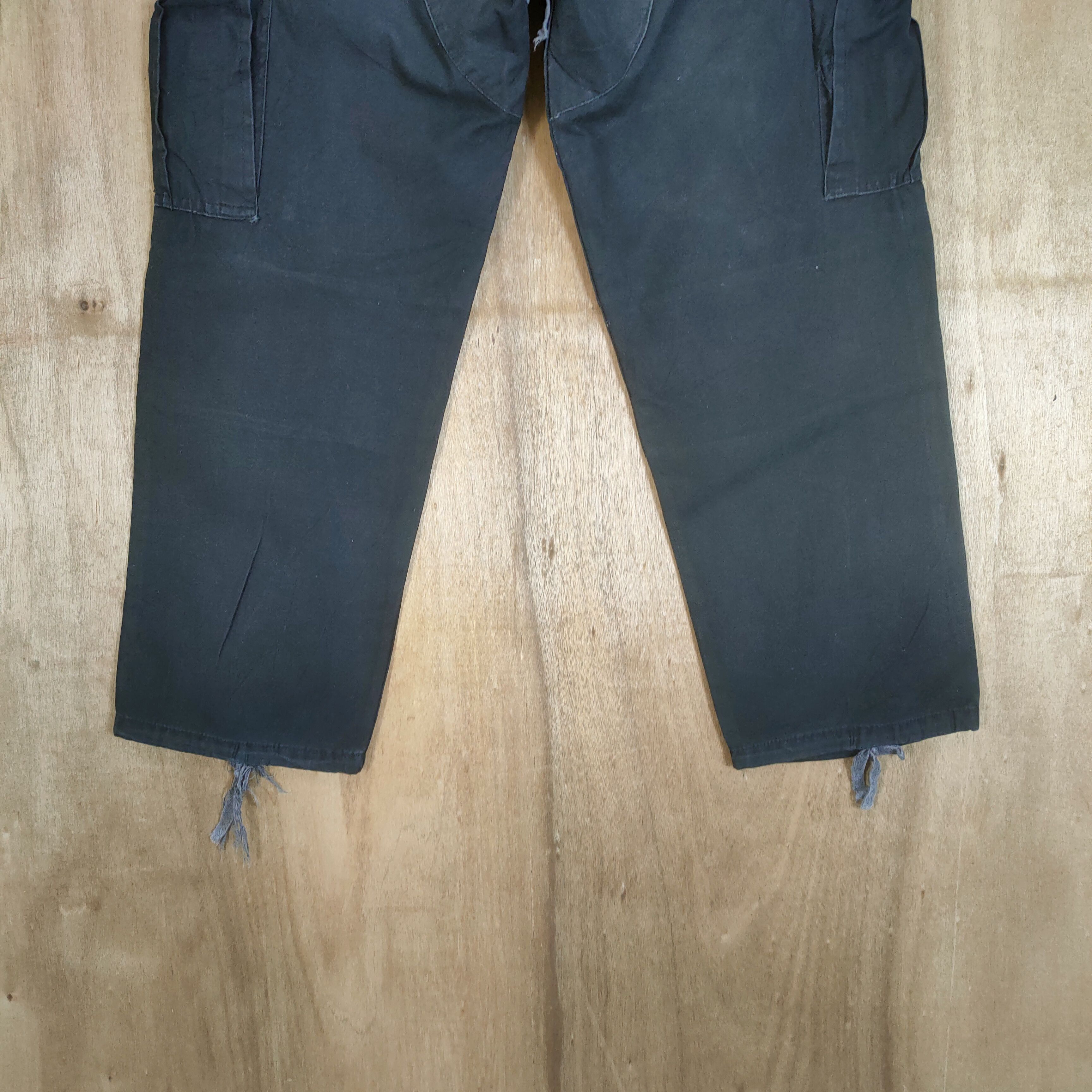 Vintage VINTAGE MILITARY BLACK BAGGY CARGO PANTS Size US 32 / EU 48 - 15 Thumbnail