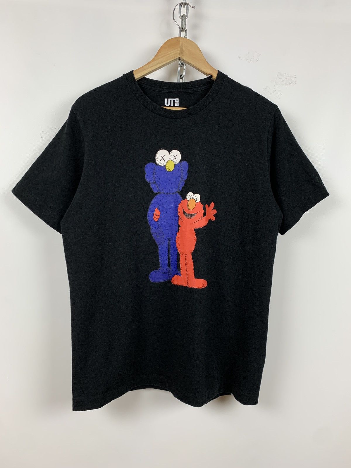 Kaws × Uniqlo Vintage Uniqlo x Kaws x Sesame Street Black T-Shirt Size US M / EU 48-50 / 2 - 1 Thumbnail