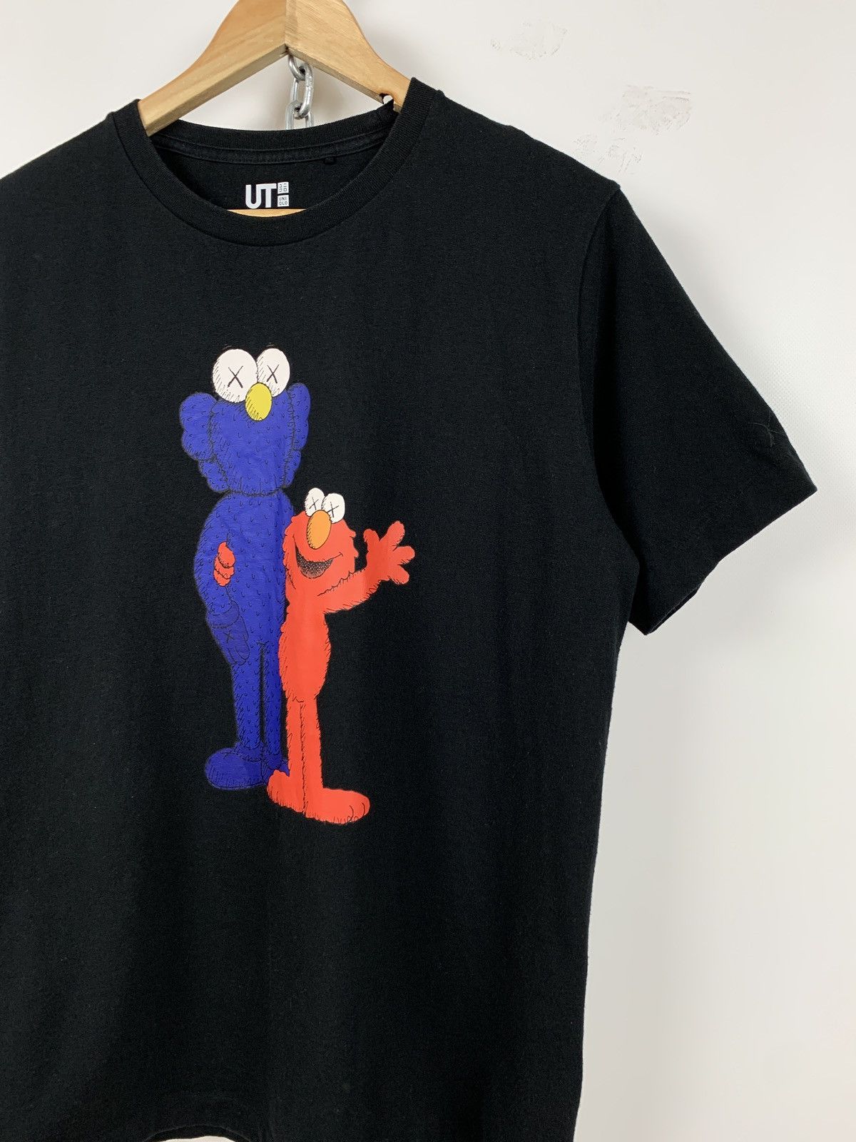 Kaws × Uniqlo Vintage Uniqlo x Kaws x Sesame Street Black T-Shirt Size US M / EU 48-50 / 2 - 3 Thumbnail