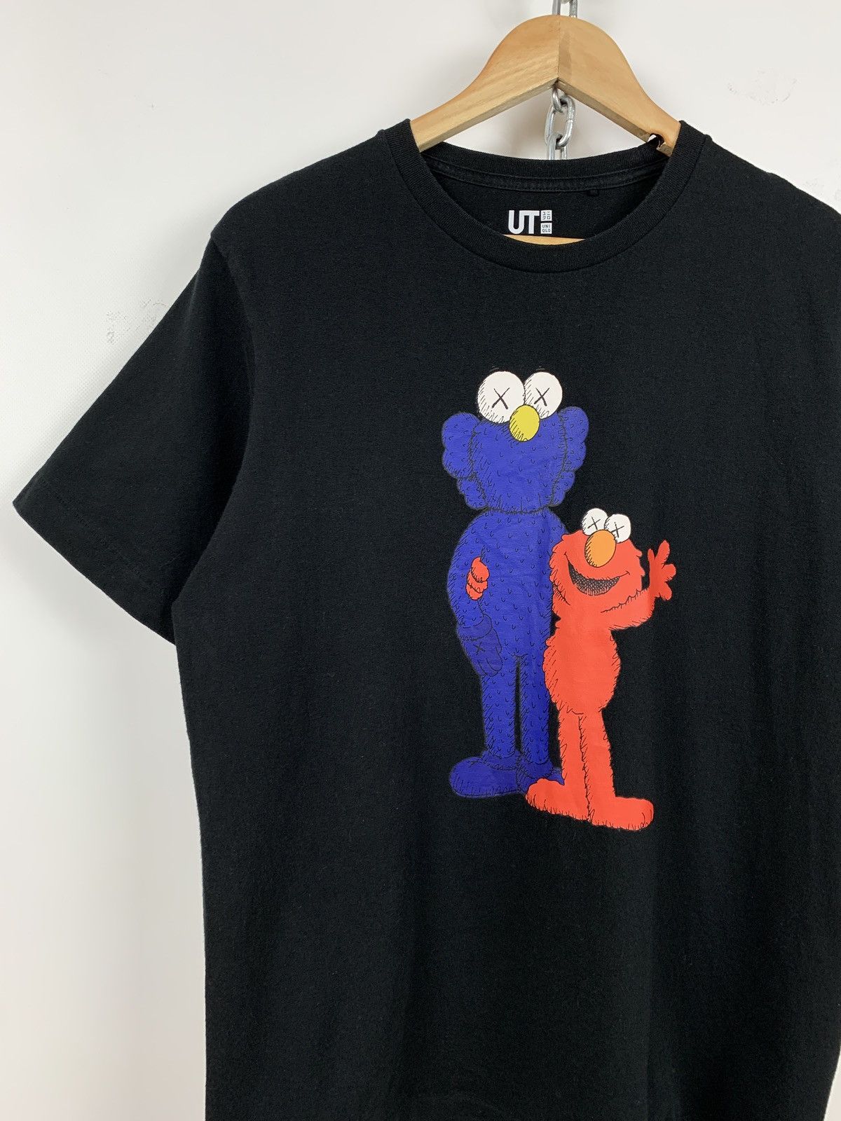 Kaws × Uniqlo Vintage Uniqlo x Kaws x Sesame Street Black T-Shirt Size US M / EU 48-50 / 2 - 2 Thumbnail