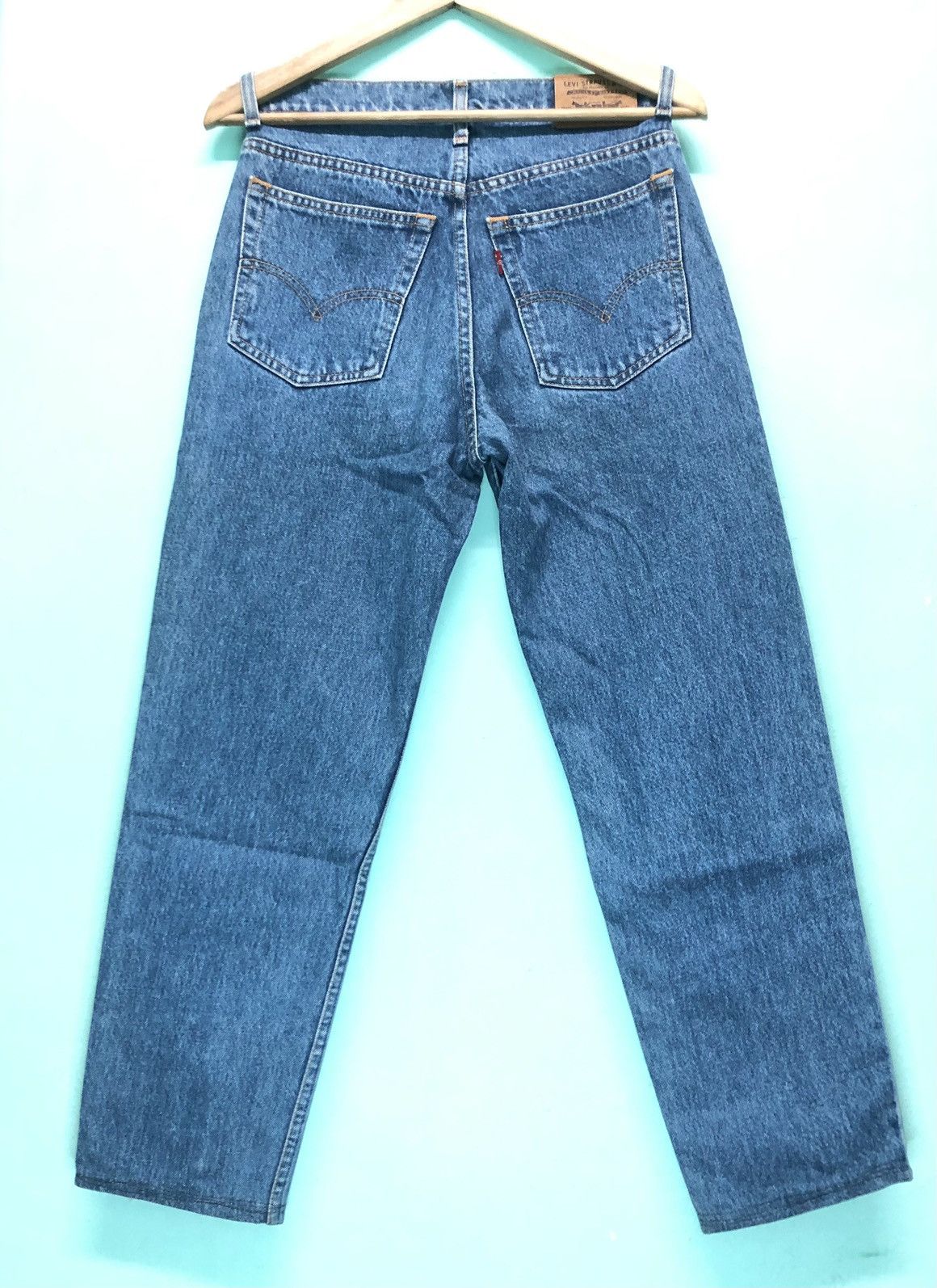 VINTAGE LEVIS 90’ BLUE WASH DISTRESSED DENIM JEANS