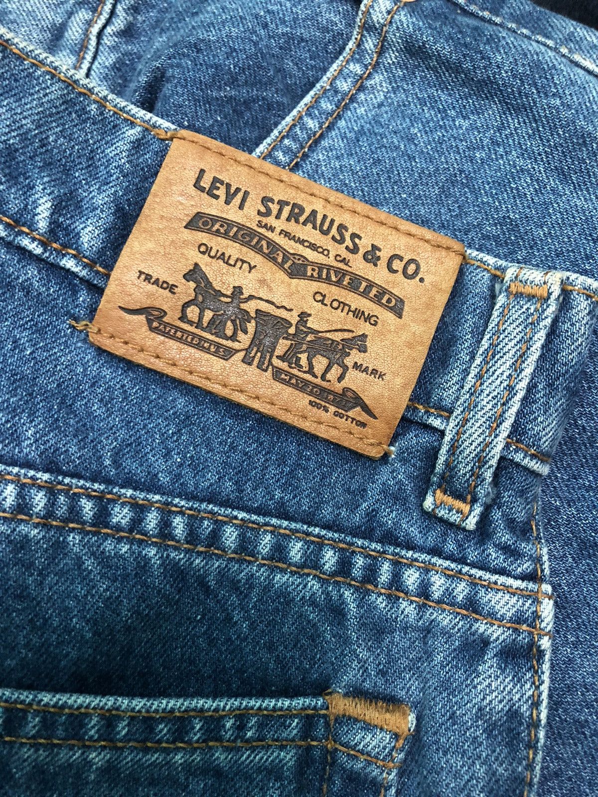 Levi's × Vintage VINTAGE LEVIS 90’ BLUE WASH DISTRESSED DENIM JEANS Size US 29 - 11 Thumbnail