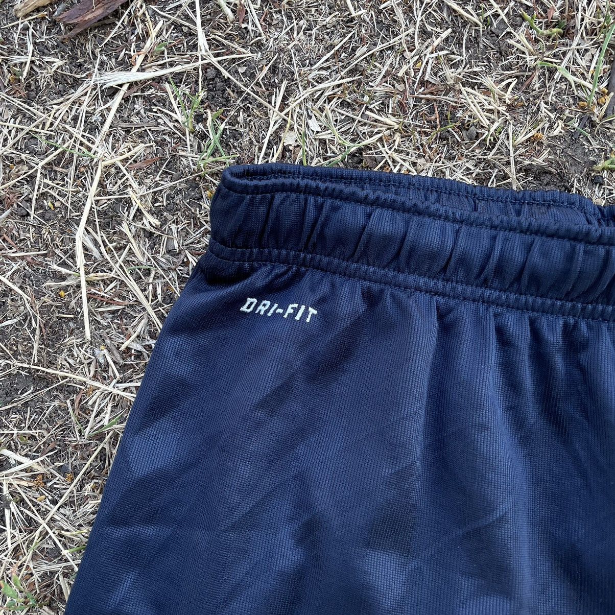 Nike Vintage Y2K Nike Swoosh Logo Shorts Streetwear Size m Size US 32 / EU 48 - 5 Thumbnail