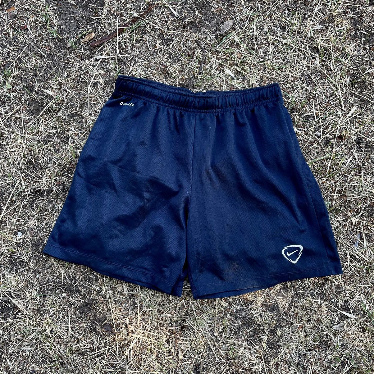 Nike Vintage Y2K Nike Swoosh Logo Shorts Streetwear Size m Size US 32 / EU 48 - 1 Thumbnail