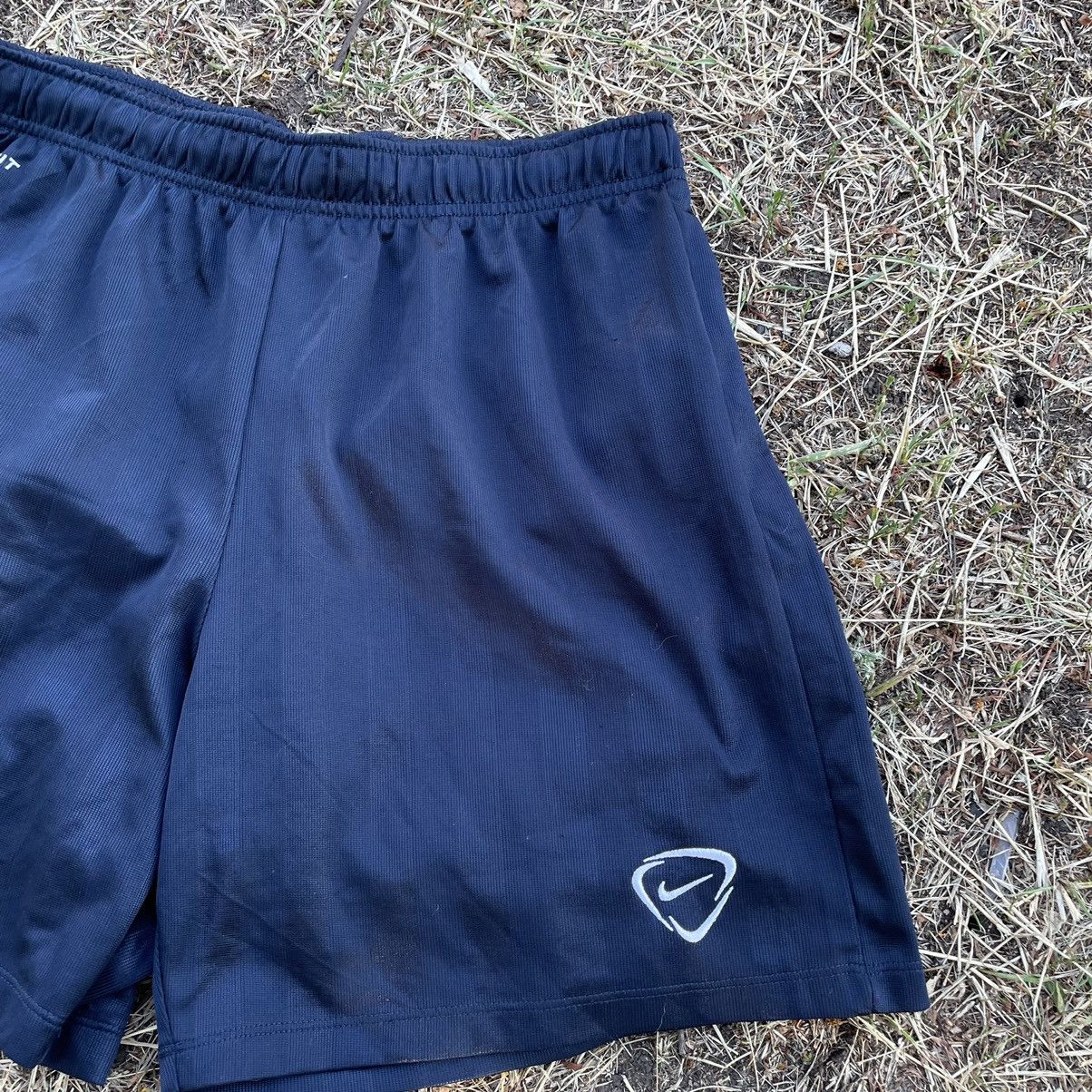 Nike Vintage Y2K Nike Swoosh Logo Shorts Streetwear Size m Size US 32 / EU 48 - 3 Thumbnail