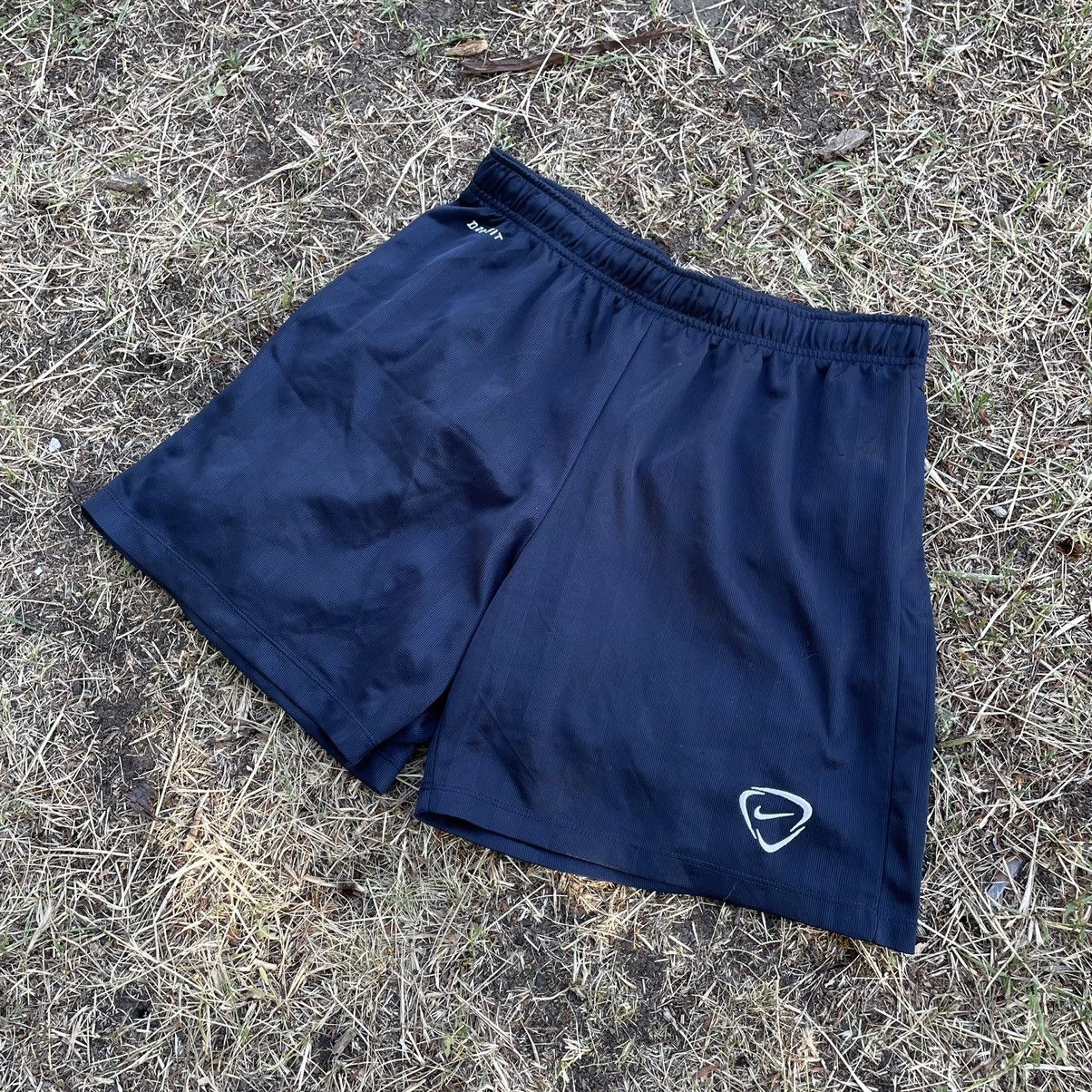 Nike Vintage Y2K Nike Swoosh Logo Shorts Streetwear Size m Size US 32 / EU 48 - 2 Thumbnail