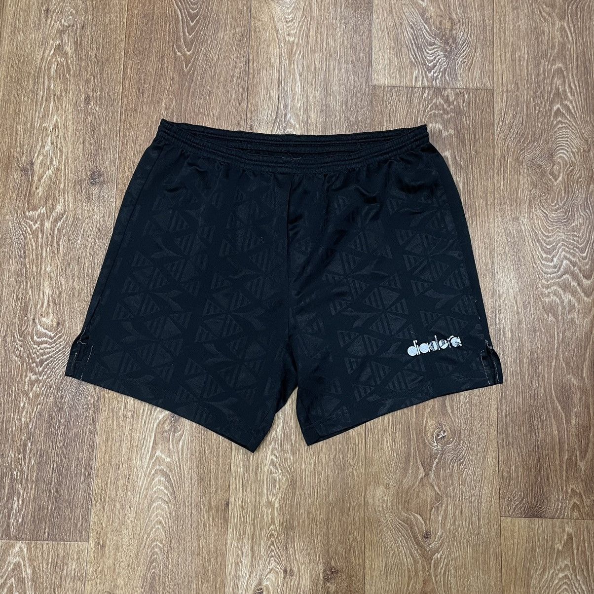 Vintage Vintage Diadora All Over Print Shorts Streetwear Y2K Boxy 36 Size US 36 / EU 52 - 1 Thumbnail