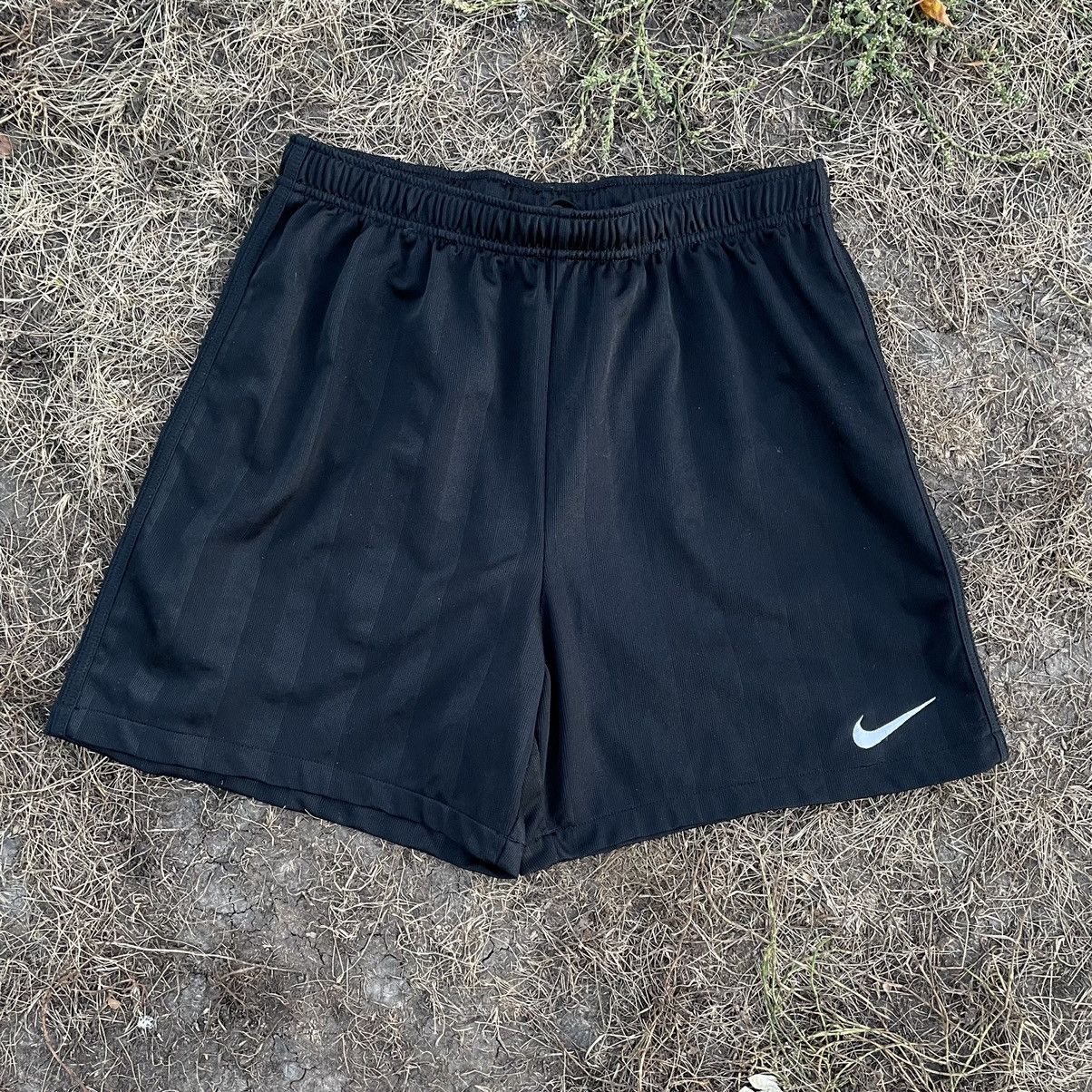 Vintage Vintage Nike Swoosh Shorts Y2K Streetwear Skate Tapered 32 Size US 32 / EU 48 - 1 Thumbnail