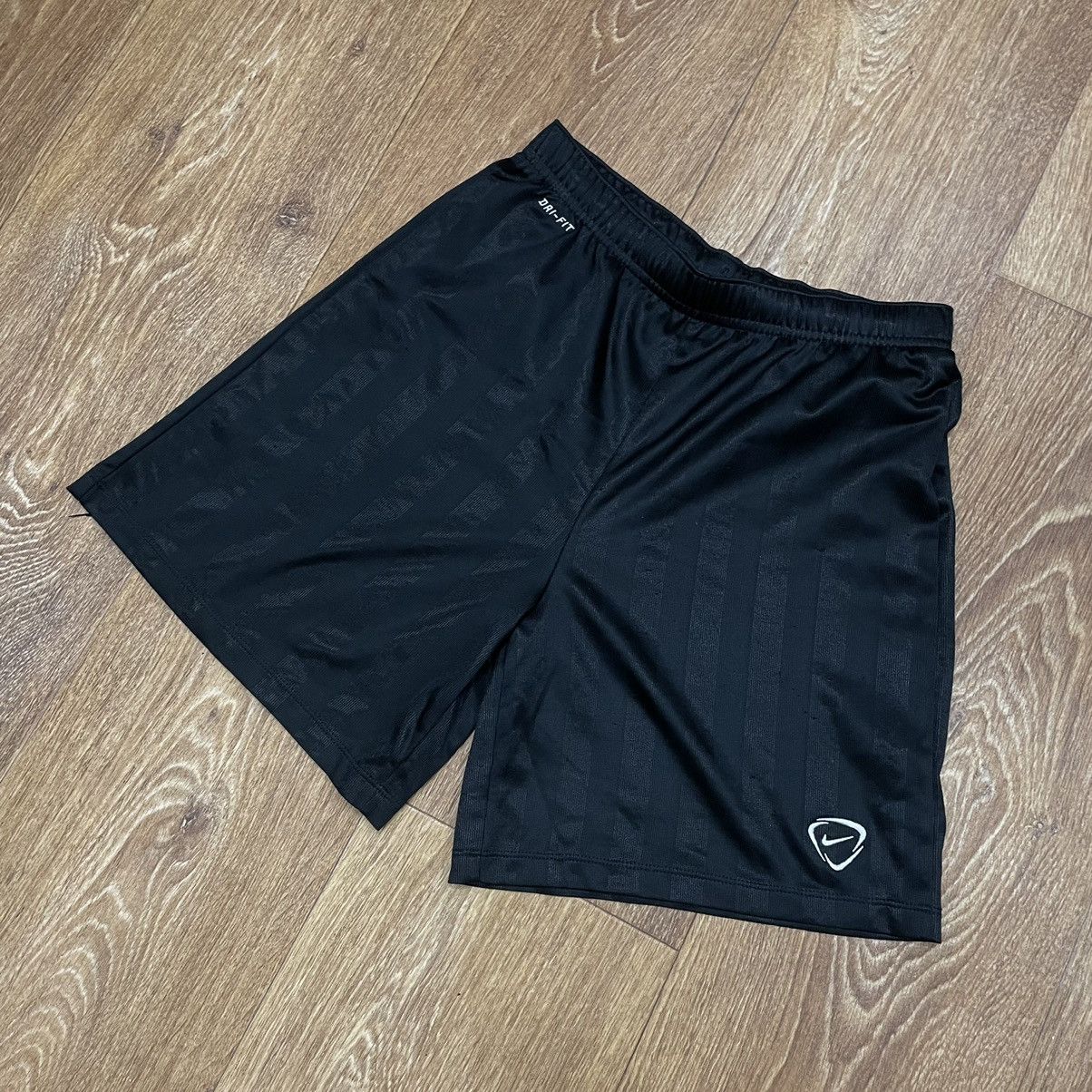 Nike Vintage Nike shorts streetwear swoosh casual y2k size S Size US 28 / EU 44 - 2 Thumbnail