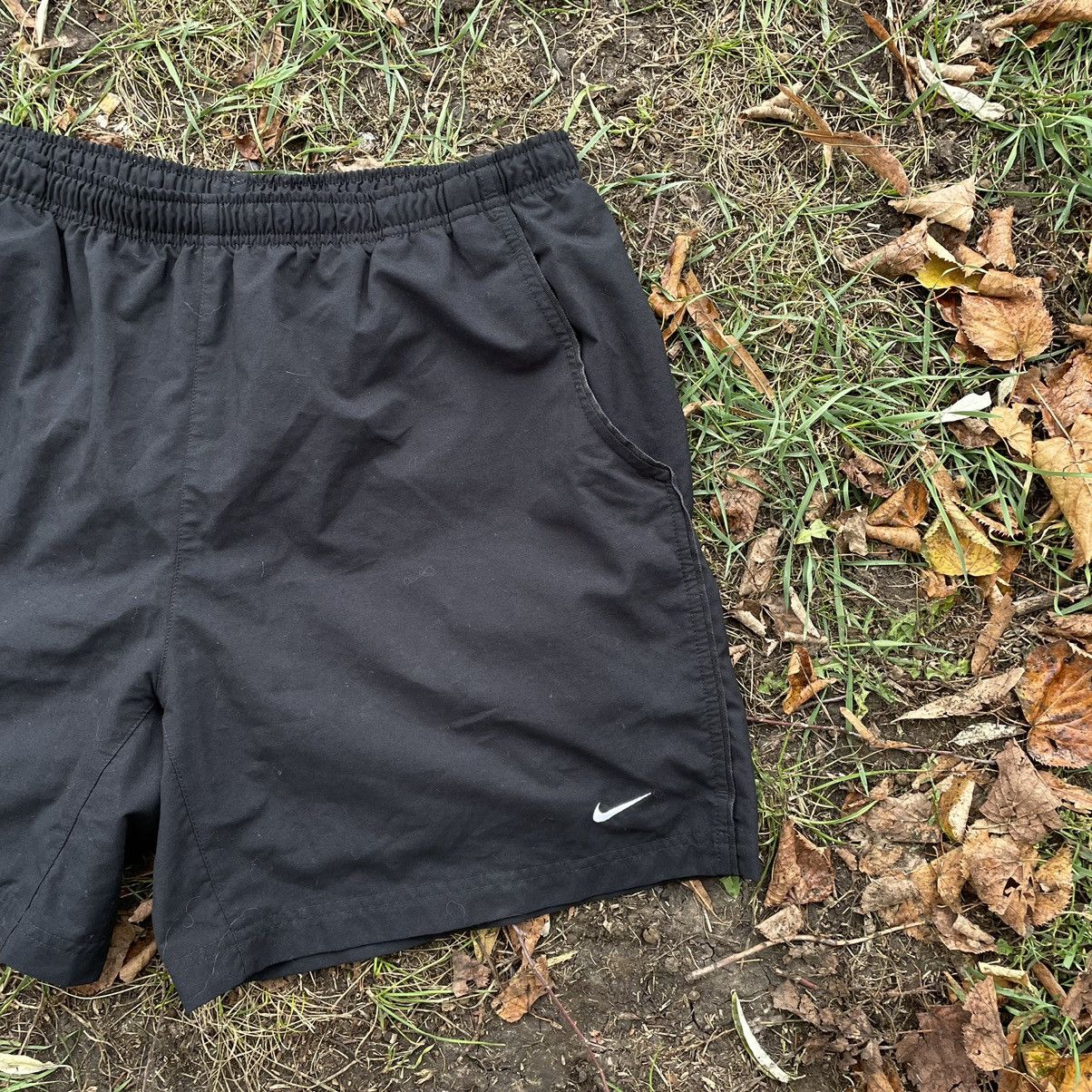 Vintage Vintage Nike Swoosh Logo Shorts Y2K Streetwear Skate Slim 36 Size US 36 / EU 52 - 2 Thumbnail