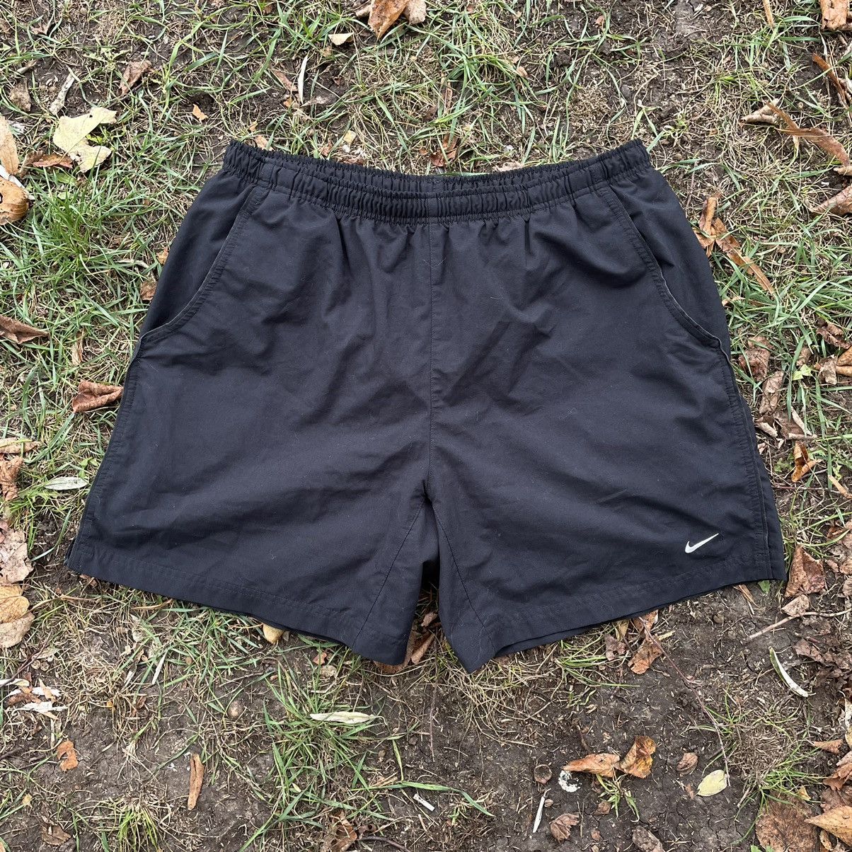 Vintage Vintage Nike Swoosh Logo Shorts Y2K Streetwear Skate Slim 36 Size US 36 / EU 52 - 1 Thumbnail
