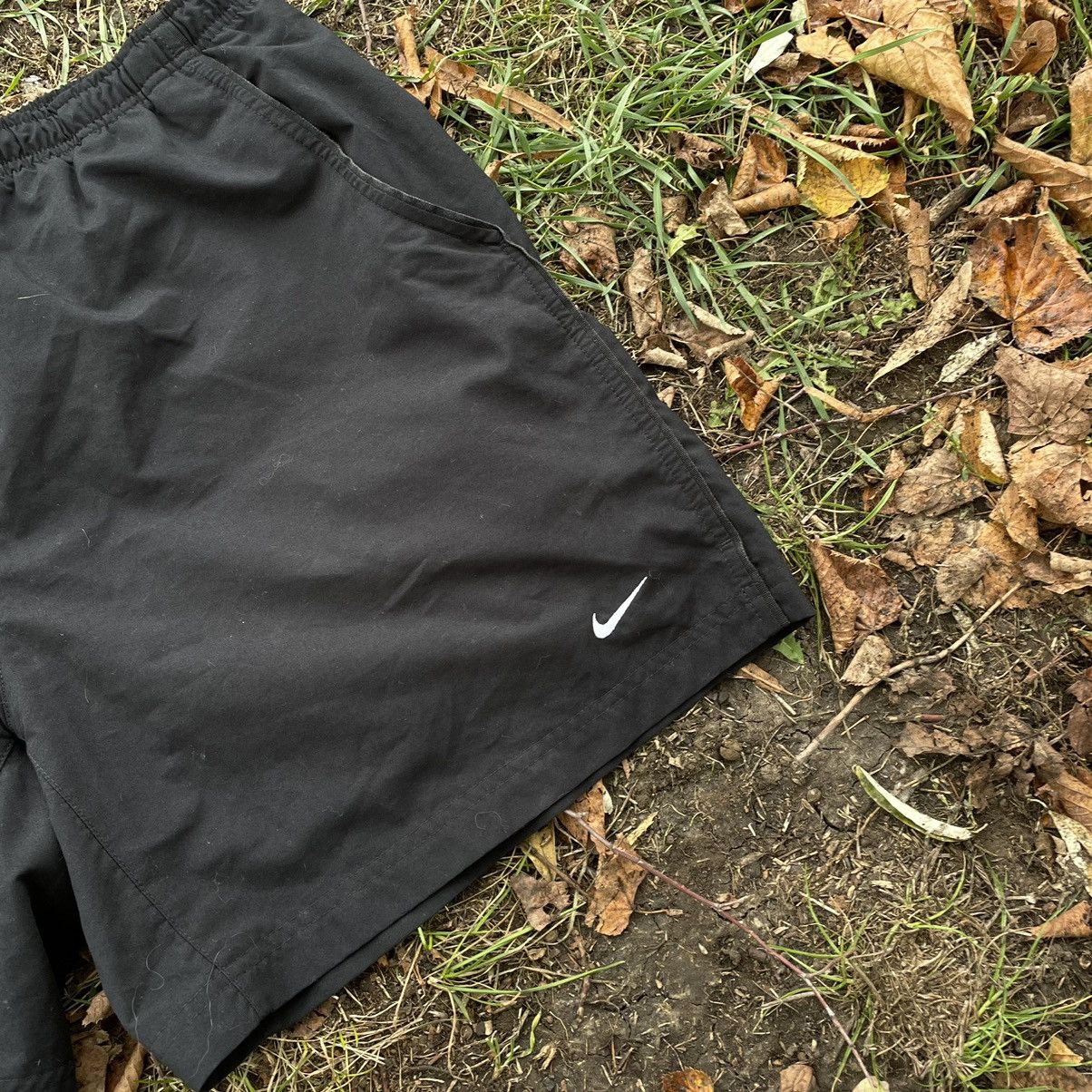 Vintage Vintage Nike Swoosh Logo Shorts Y2K Streetwear Skate Slim 36 Size US 36 / EU 52 - 3 Thumbnail