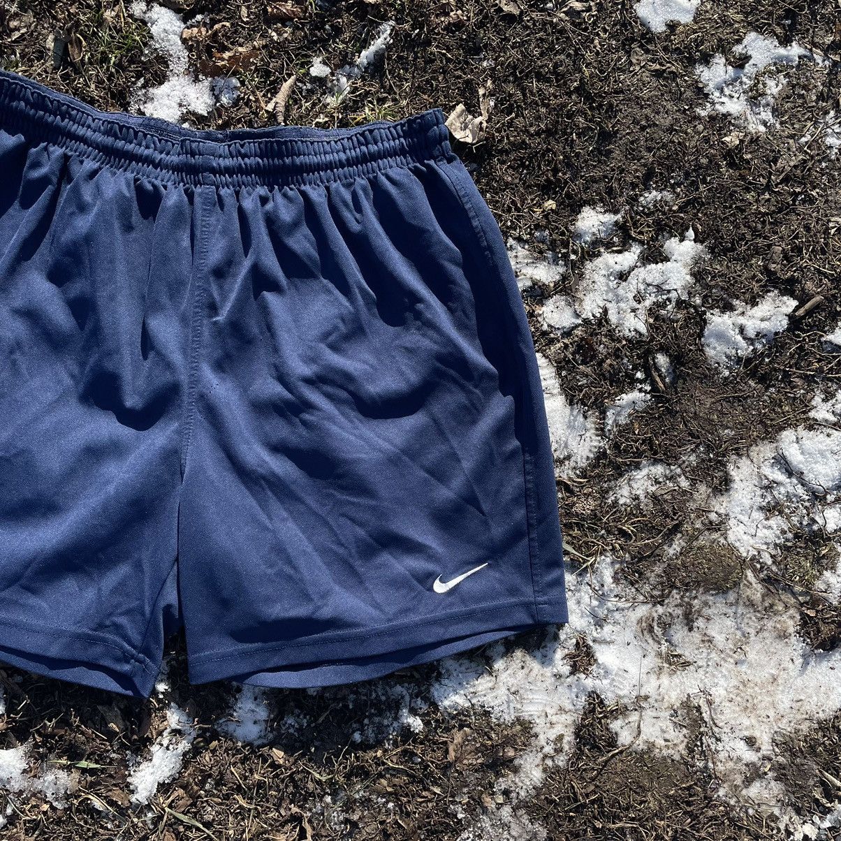 Vintage Vintage Nike Y2K Swoosh Shorts Streetwear Baggy 90s Faded 34 Size US 34 / EU 50 - 2 Thumbnail