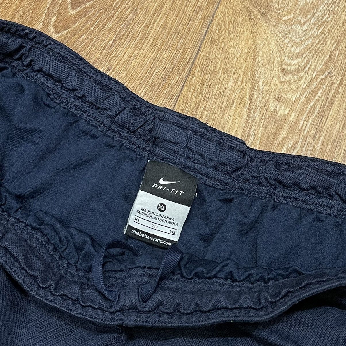 Vintage Vintage Nike Swoosh Nylon Shorts Y2K Streetwear Navy Slim XL Size US 34 / EU 50 - 4 Thumbnail