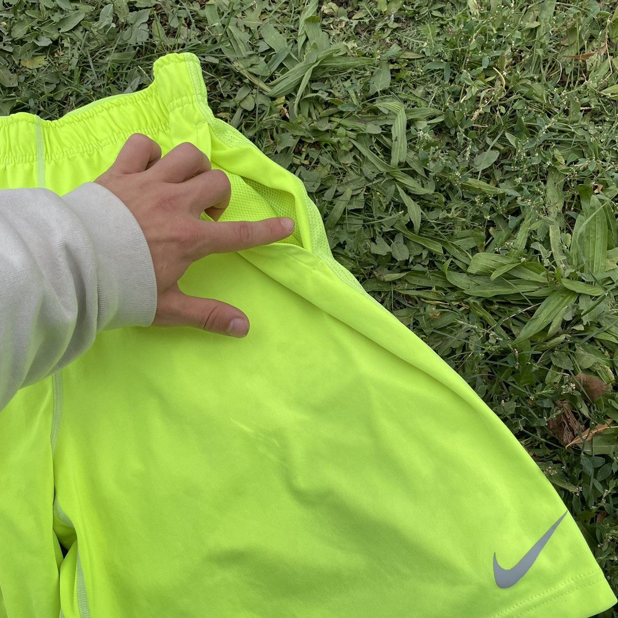 Vintage Vintage Nike Y2K Neon Shorts Swoosh Logo Skate Sun Faded 32 Size US 32 / EU 48 - 5 Thumbnail