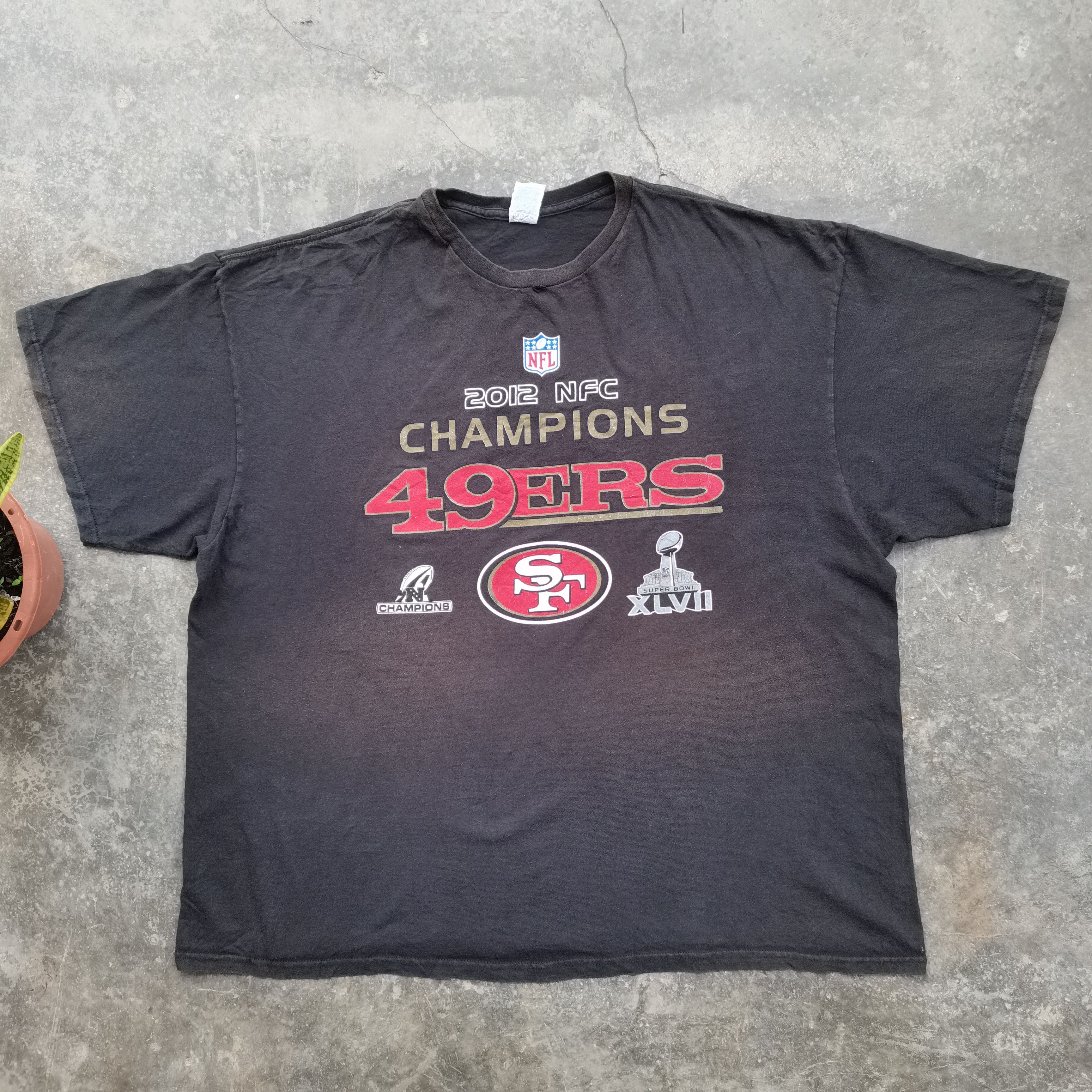 NFL × Vintage Offer🔥Vintage Y2k NFL Sun Faded Distressed Tshirt Size US XXL / EU 58 / 5 - 1 Thumbnail