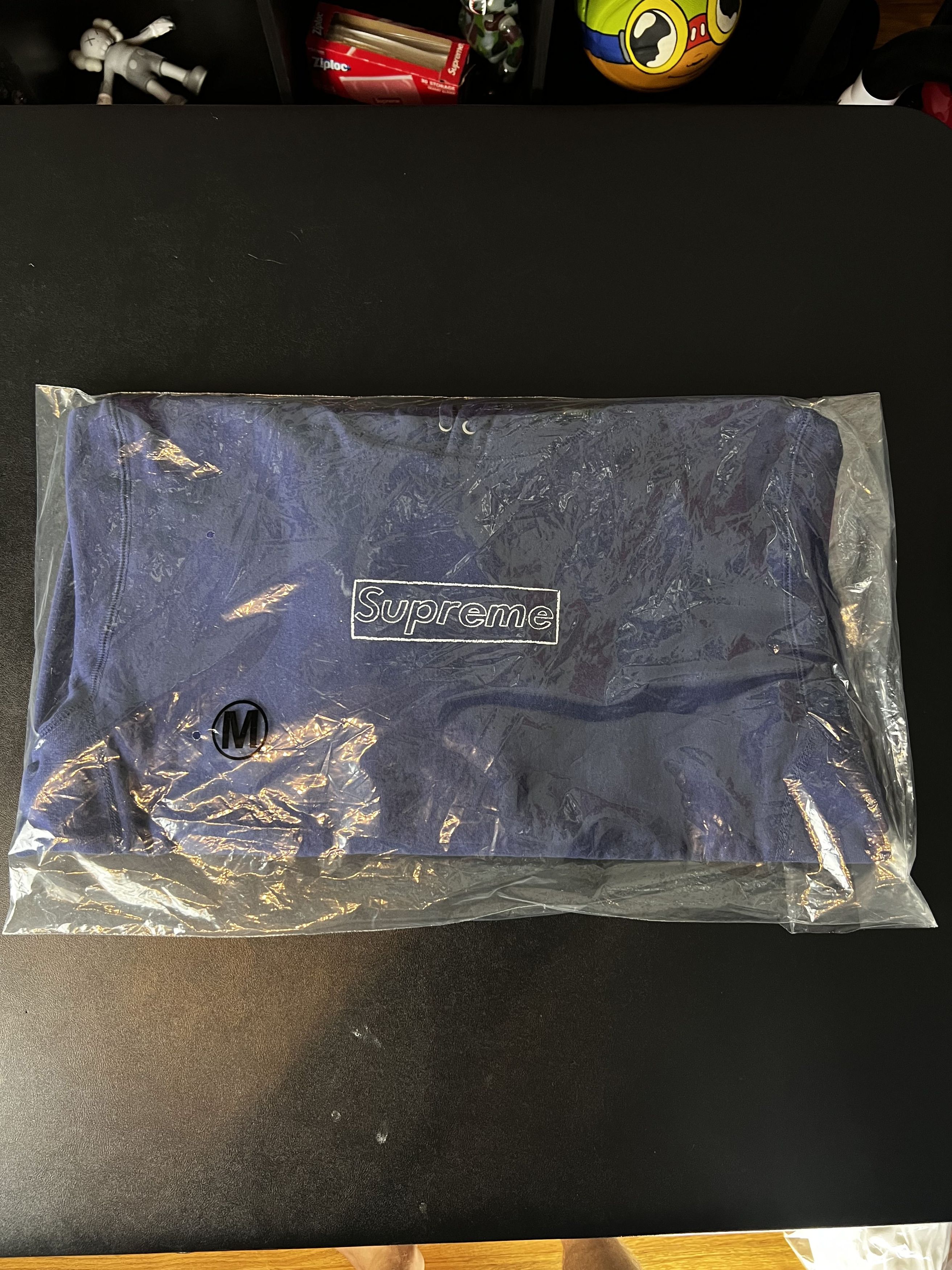 Kaws × Supreme Supreme KAWS Chalk Logo Hooded Sweatshirt Washed Navy Size US M / EU 48-50 / 2 - 2 Thumbnail