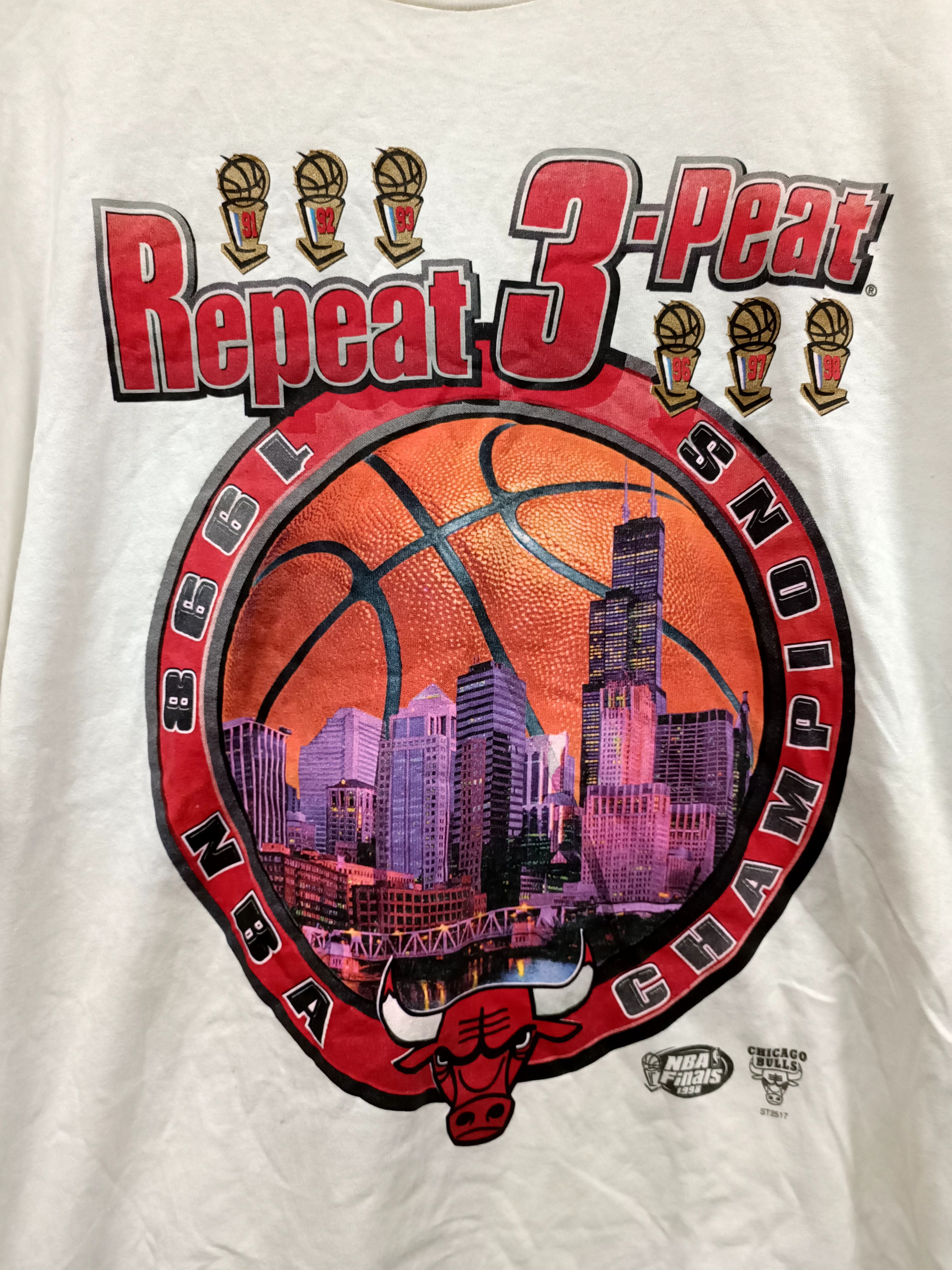 Starter vintage 90s t shirt chicago bulls repeat 3-peat made in usa Size US XL / EU 56 / 4 - 2 Thumbnail