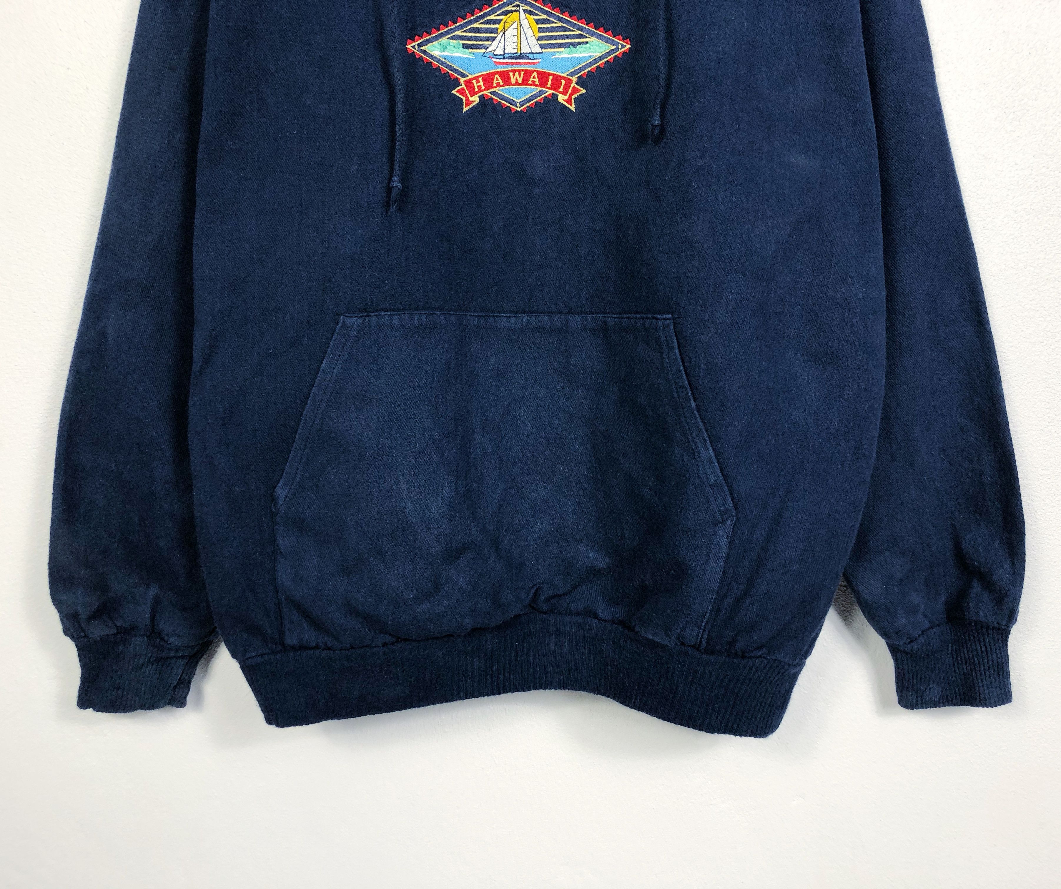 Vintage Vintage Crazy Shirts Honolulu Hawaii Embroidered Hoodies Size US M / EU 48-50 / 2 - 4 Thumbnail