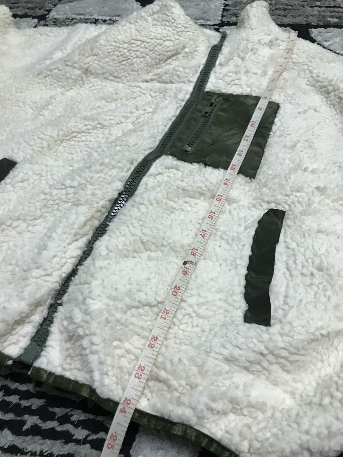 Japanese Brand Uniqlo deep pile jacket Size US L / EU 52-54 / 3 - 5 Thumbnail