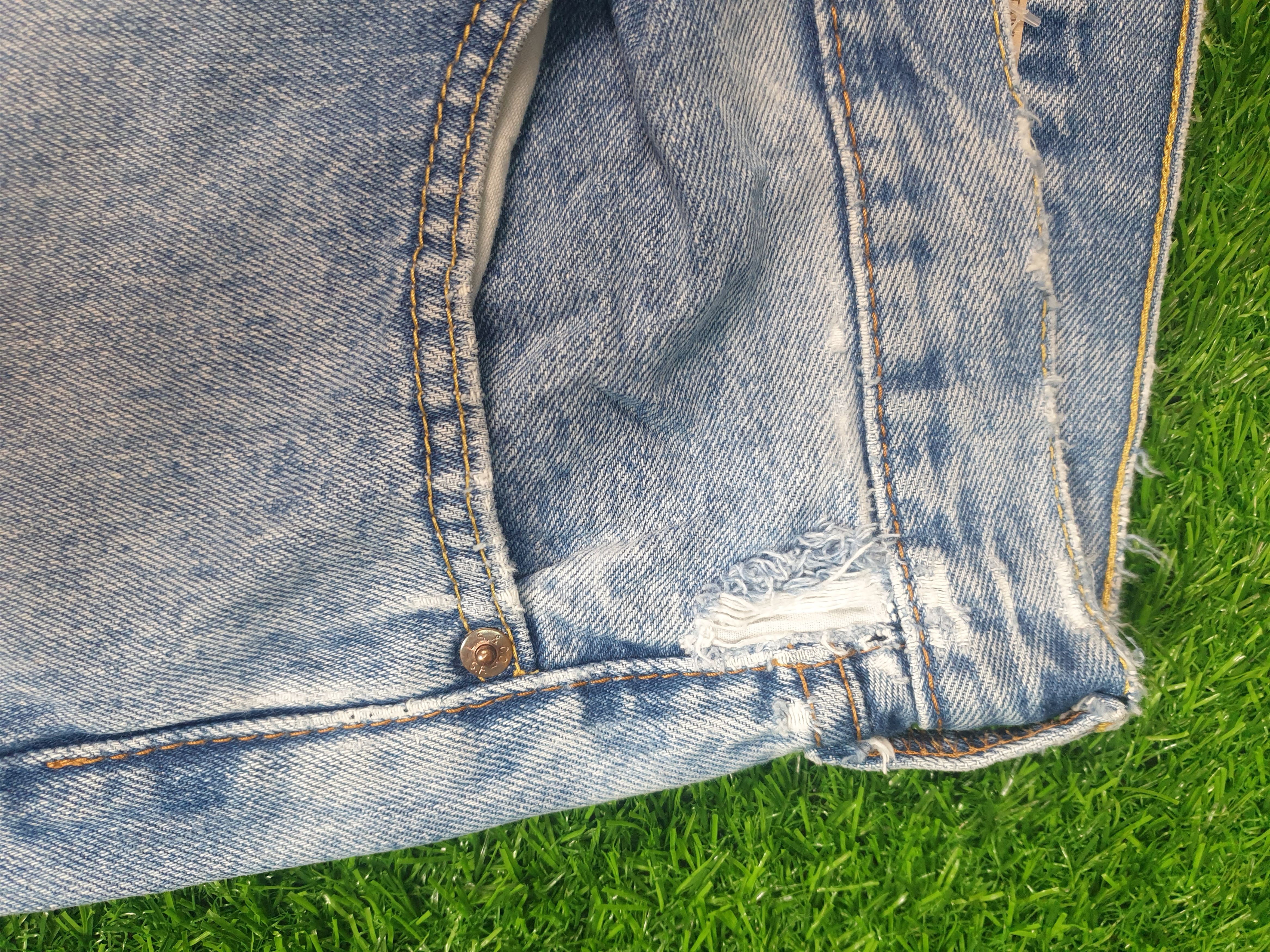 Levi's Vintage Clothing LEVIS 505 Light Wash Distressed Size 36X29.5 Jeans L0177 Size US 36 / EU 52 - 7 Thumbnail