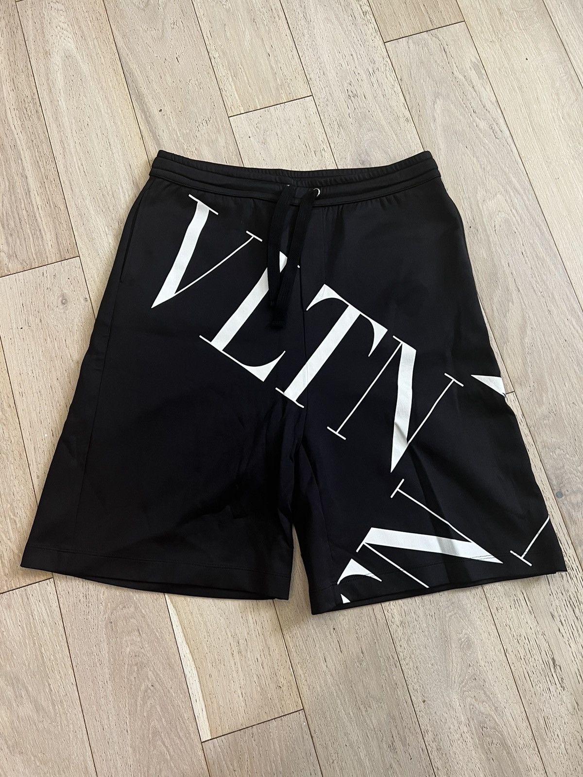 VLTN logo short brand new size M!