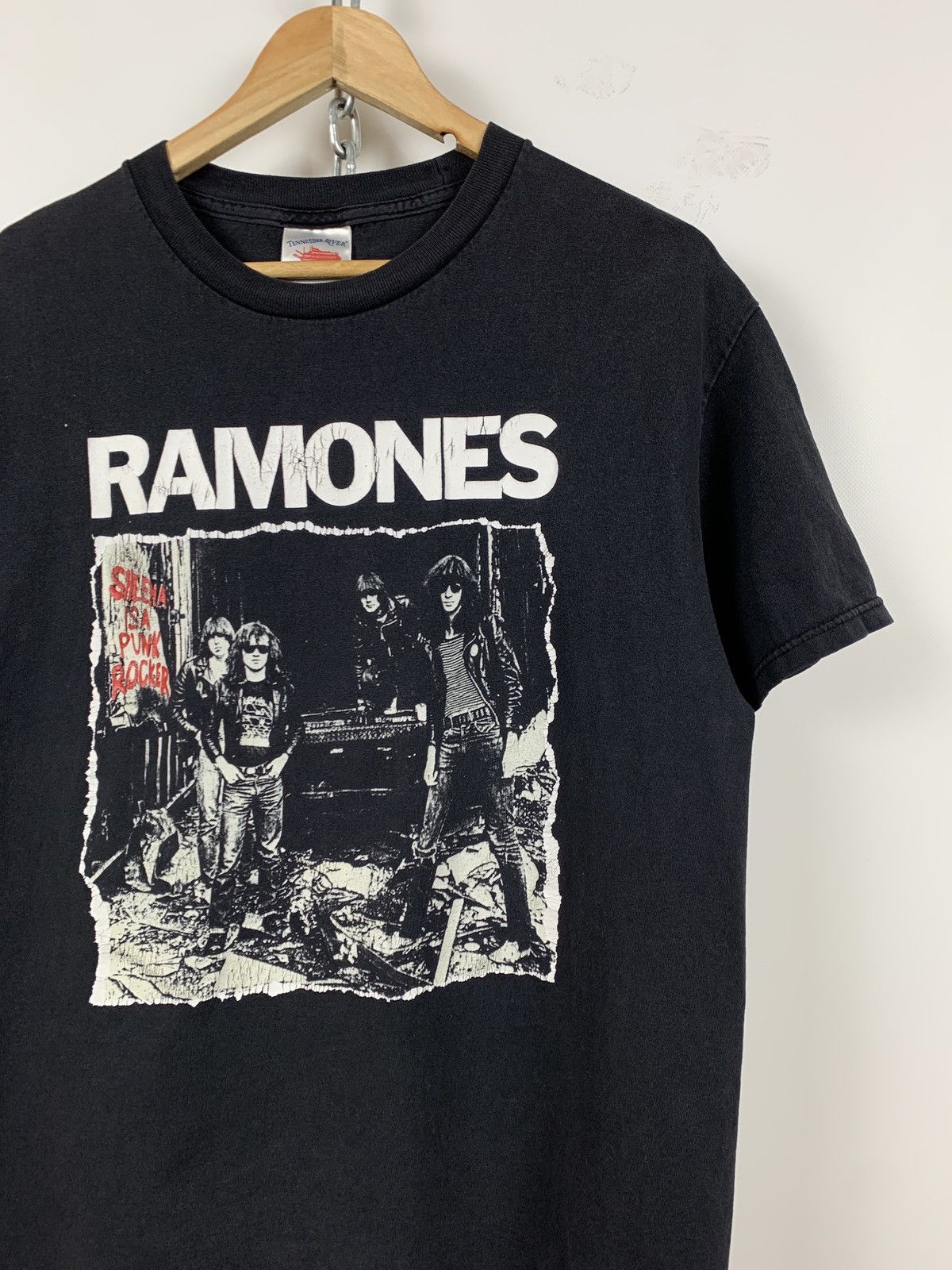 Band Tees 00s Vintage Ramones Sheena Is Punk Rocker T-Shirt Size US L / EU 52-54 / 3 - 3 Thumbnail