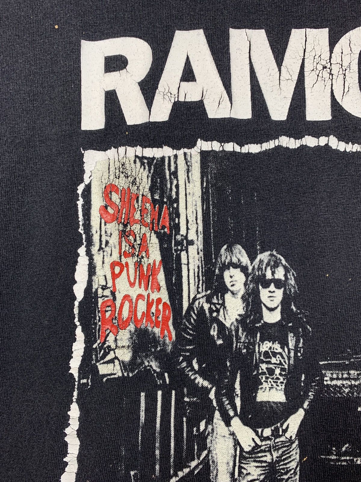 Band Tees 00s Vintage Ramones Sheena Is Punk Rocker T-Shirt Size US L / EU 52-54 / 3 - 6 Thumbnail